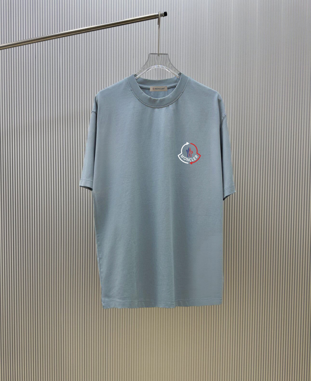 90@（严控品质 ） 款式：蒙.口MON.CLER短袖T恤 面料：300克重双纱100%棉 罗纹：320克重索络纳1*1潮牌 工艺：洗水磨破印花 颜色：白 灰 蓝 黑 尺码：M—4XL 无性别区分 男女同款