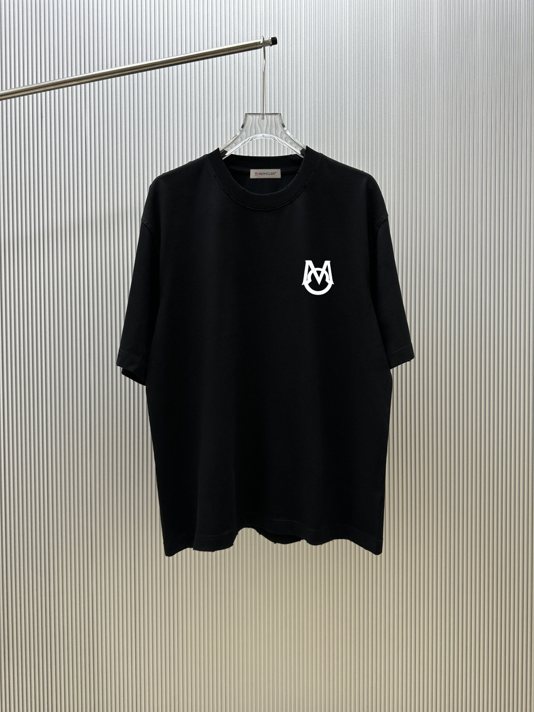 90@（严控品质 ） 款式：蒙.口MON.CLER短袖T恤 面料：300克重双纱100%棉 罗纹：320克重索络纳1*1潮牌 工艺：洗水磨破印花 颜色：白 灰 雾霾蓝 黑 尺码：M—4XL 无性别区分 男女同款