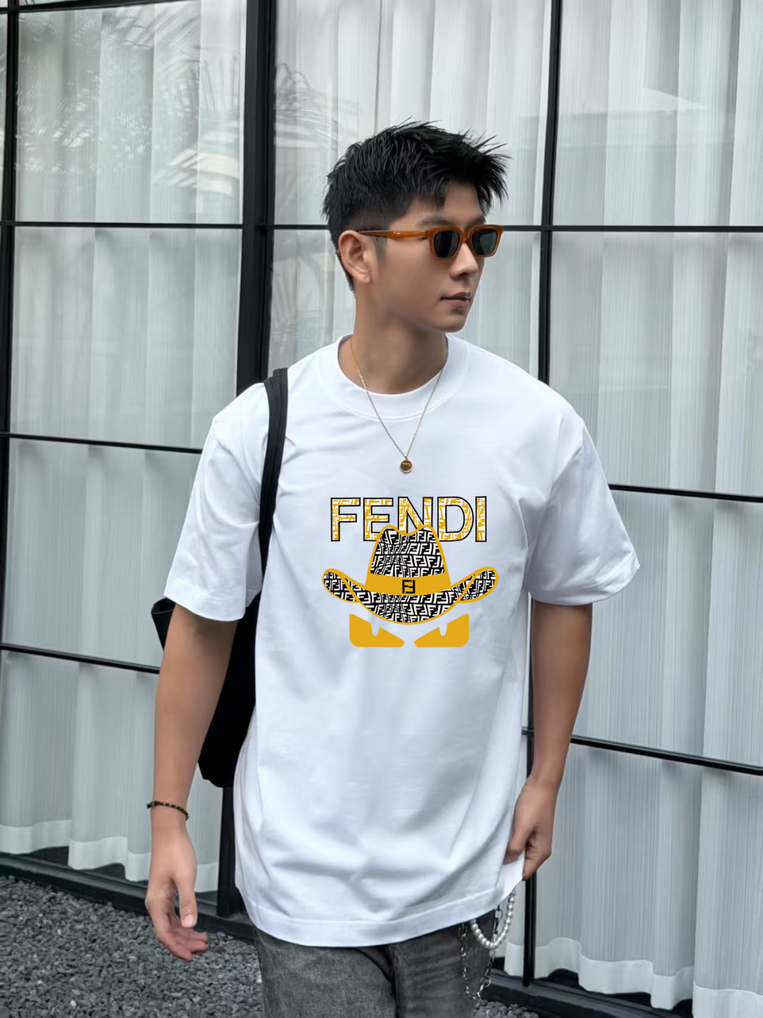 85@（严控品质 ） 款式：芬 迪 fe.idi短袖T恤 面料：300克重双纱100%棉 罗纹：320克重索络纳1*1潮牌 工艺：印花 颜色：白 炫酷蓝 花灰 黑 尺码：M—4XL 无性别区分 男女同款