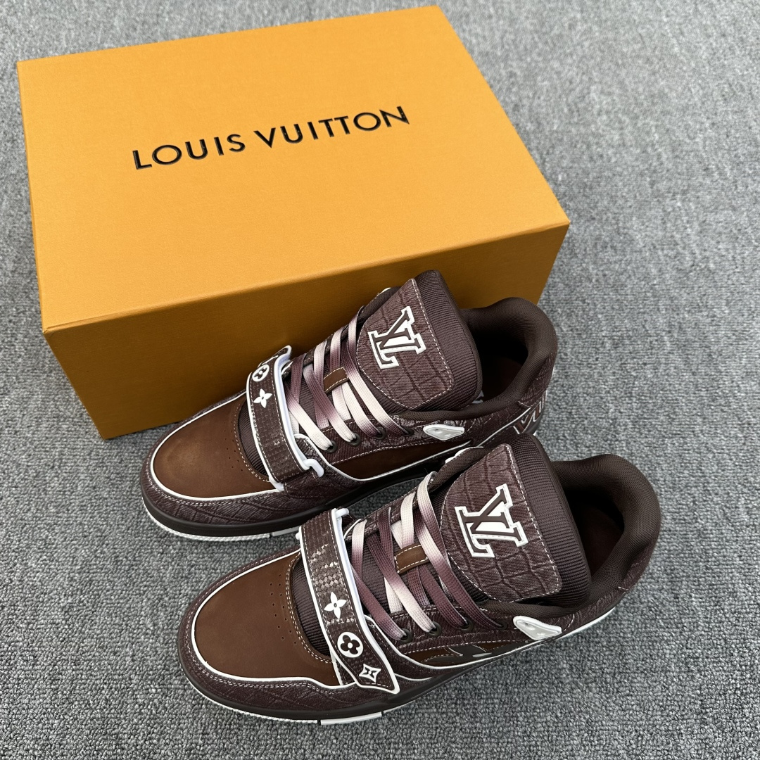 NO:542048,LV Trainer sneakers are embossed with crocodile leather texture in denim, which interprets the inspiration of retro basketball shoes. Louis Vuitton handwritten logo confirms the brand identity, the upper and outsole blooms Monogram flowers, paired with gradient laces and adjustable Velcro. Crocodile leather embossed denim shoes laces/adjustable Velcro lace rubber logos 7 hours per pair of sewing work hours Rubber outsole embellishment Monogram flowers Size 39-40-41-42-43-44 Article number 41534651,,louis vuitton,louis vuitton,sneakers,crocodile skin19860909LV Trainer运动鞋为丹宁布压印鳄鱼皮革纹理,演绎复古篮球鞋的灵感启发.路易威登手写体标识印证品牌身份,鞋面和外底绽放 Monogram 花卉,搭配渐变鞋带和可调节魔术贴. 鳄鱼皮压纹丹宁布 鞋带/可调节魔术贴鞋带橡胶标识 每双缝纫工时7小时 橡胶外底点缀Monogram 花卉 尺码39-40-41-42-43-44 货号41534651,,louis vuitton,louis vuitton,sneakers,crocodile skin,Men's shoes