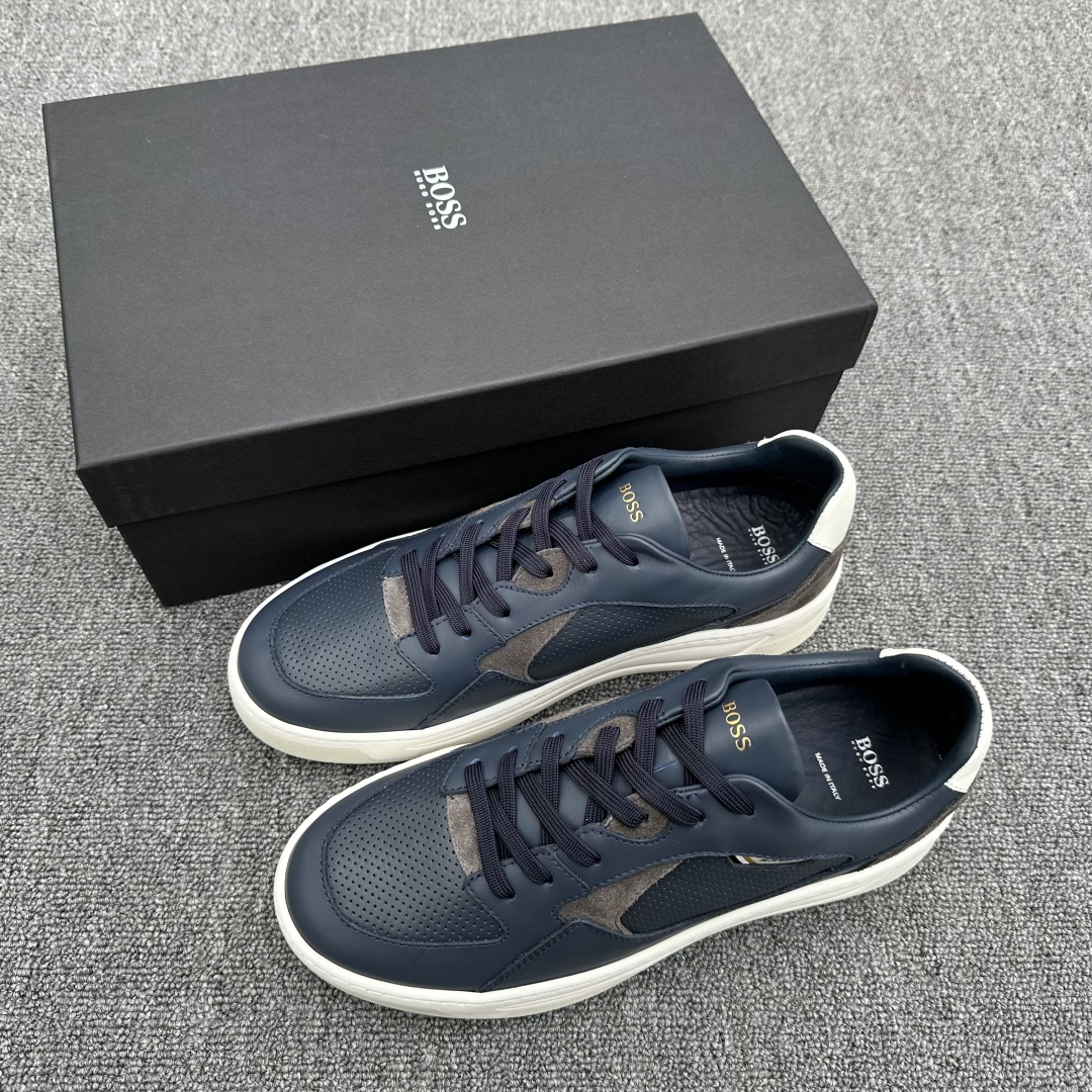 NO:356579,HUGO BOSS/Hugo Boss Fashionable lace-up leather sports and casual shoes, top-notch products from Dongguan!  It is carefully crafted from Napa cowhide. The leather is soft, delicate and shiny, exquisite hand-tracking, hole-opening details on the toe, and the side is decorated with exclusive brand styling and embellishment logo details. It is anti-slip and wear-resistant rubber sole, light and comfortable. The lace-up design is matched with a cotton inner lining and memory foam insole. It is comfortable and breathable on the feet, and is equipped with a dust bag with original box packaging!  Size 39/40/41/42/43/44 (45 customized) standard leather shoe size Article number 41274651,,cowhide19860909HUGO BOSS/雨果博斯 时尚系带皮革运动休闲板鞋 莞产顶级猛货！选用纳帕牛皮精心制作,皮质柔软细腻有光泽,精致手工走线,鞋头开孔细节,侧面饰有专属品牌造型点缀logo细节,防滑耐磨橡胶大底,轻便舒适,系带设计搭配棉内里和记忆棉鞋垫,上脚舒适透气,配原盒包装防尘袋！ 尺码39/40/41/42/43/44（45订做）标准皮鞋码 货号41274651,,cowhide,Men's shoes