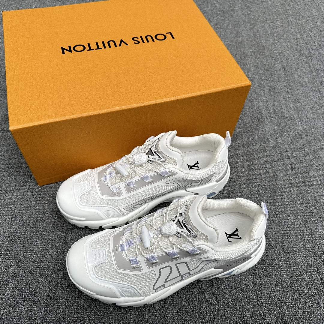 NO:281233,LV RUNNER TATIC Sneakers 1ADGZM This LV Runner Tatic Sneakers combine mesh fabrics and straps to interpret the inspiration of traditional hiking shoes. LV letters are written on one side, and the lasso buckles are embellished with fast lace-up system Monogram florals and Louis Vuitton logos, light and wear-resistant rubber outsole perfect overall. Size 39/40/41/42/43/44 (customized for 45.46) Article number, Dolce & Gabbana, louis vuitton, louis vuitton, sneakers19860909LV RUNNER TATIC 运动鞋1ADGZM 本款 LV Runner Tatic运动鞋融合网格面料和饰带等科技材质,演绎传统登山鞋的灵感启发.LV字母抒写于一侧,快速系带系统的套索扣点缀 Monogram 花卉和路易威登标识,轻盈耐磨的橡胶外底完善整体. 尺码39/40/41/42/43/44（45.46订做） 货号,,Dolce&Gabbana,louis vuitton,louis vuitton,sneakers,Men's shoes