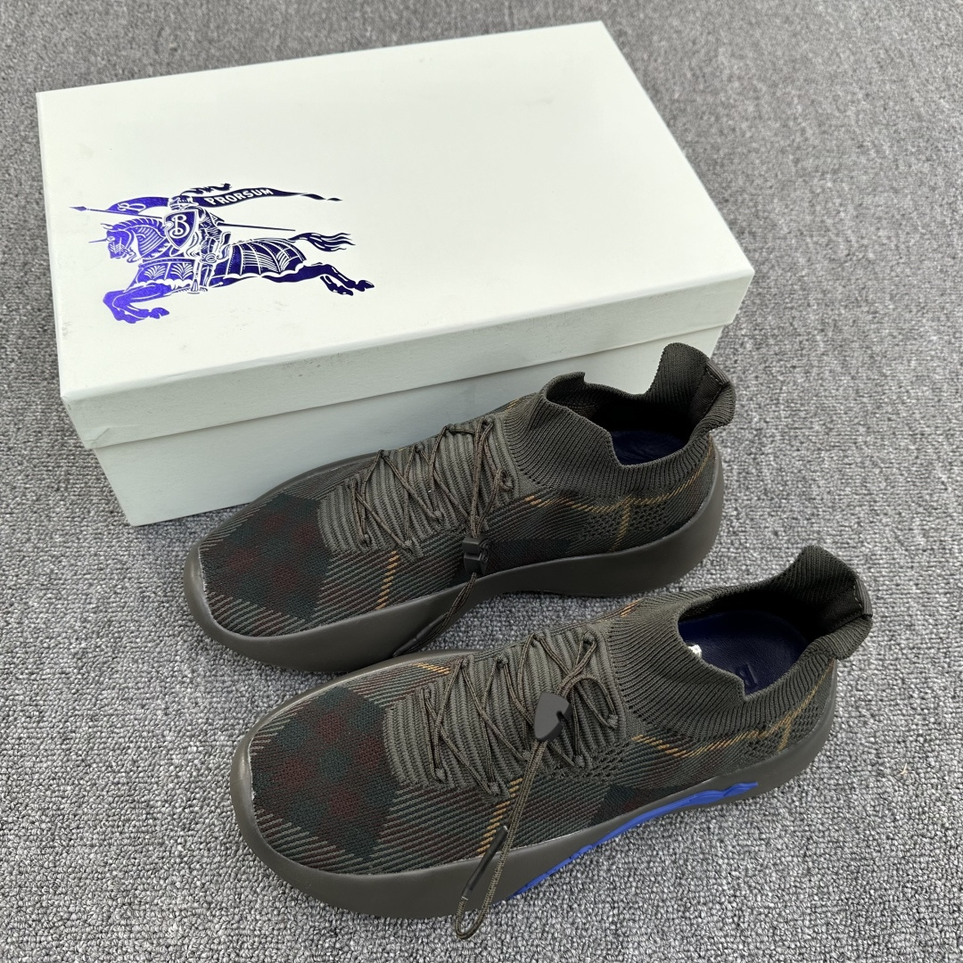 NO:272711,BURBERRY/Burberry plaid knitted Neptune sneakers, paired with breathable sock-style upper, embellished with knitted Burberry plaid. Leather lining, integrated with plaid lace design. Features B-shaped shield buckle, sole decorative wrap large equestrian knight logo (EKD). Round toe #drawstring opening and closing #sock is decorated with Equestrian knight logo (EKD) # dust bag included Ingredient content: upper: 92 polyester, 4 elastic fiber, 4 polyamide*, inner lining: calfskin, sole: 75 polyurethane, 25 artificial leather, * At least 50 of the main materials of this piece come from renewable Size 39/40/41/42/43/44 (45 custom made), burberry, burberry, sneakers, cowhide19860909BURBERRY/巴宝莉 格纹针织 Neptune 运动鞋,搭配透气袜式鞋面,点缀针织Burberry格纹.采用皮革内衬,融入格纹鞋带设计.设有B字型盾牌栓扣,鞋底装饰围裹式大号马术骑士徽标(EKD).圆形鞋头#抽绳开合#鞋底饰有马术骑士徽标(EKD)#随附防尘袋 成分含量:鞋面:92聚酯纤维,4弹性纤维,4聚酰胺*,内 衬:小牛皮,鞋底:75聚氨酯,25人造革,*此件精品的主要材料中至少50来自可再生成 尺码39/40/41/42/43/44（45订做）,,burberry,burberry,sneakers,cowhide,Men's shoes