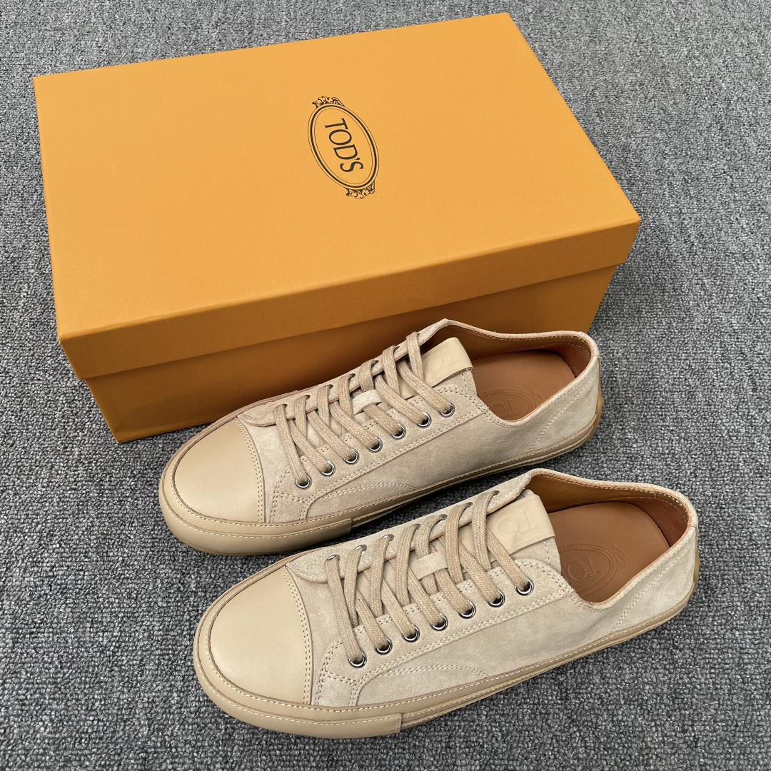 NO:278773,TOD'S/Todds New Series Leather Sports and Casual Men's Shoes This sports and Casual Shoes is made of delicate smooth calfskin and suede cowhide leather. The tongue is embossed with Tod's embossed letters, paired with classic contrasting stitching rubber bean soles. The heel and sole are equipped with raised rubber beans, metal enamel eye lace-up style, toe two-joint design, paired with Benwang calfskin inner lining, embossed logo cowhide feet, combining sports vitality and exquisite taste, and the foot is light, comfortable and breathable!  With original box packaging dust bag!  Code number 39-40-41-42-43-44 (45 customized) standard leather shoe size Article number 43224853,,Tod's,cowhide19860909TOD'S/托德斯 新系列皮革运动休闲男鞋 这款运动休闲鞋鞋面融入复古篮球鞋元素,以细腻的光滑小牛皮及绒面牛皮革制成,鞋舌上点缀Tod's压纹字母,搭配经典撞色缝线橡胶豆豆鞋底,后跟和鞋底都设有凸起橡胶豆豆,金属珐琅鞋眼系带风格,鞋头二接头设计,搭配本蒅小牛皮内里,压纹徽标牛皮垫脚,兼具运动活力与精致品味,上脚轻便舒适透气！配原盒包装防尘袋！ 码数39-40-41-42-43-44（45订做）标准皮鞋码 货号43224853,,Tod's,cowhide,Men's shoes