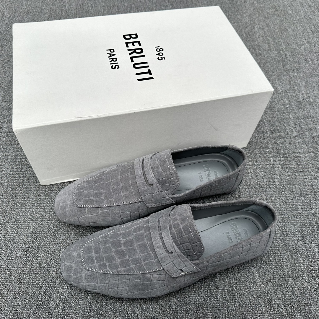 NO:283424,Berluti/Lorenzo Drive Scritto pattern Camoscio super soft deerskin loafers This loafer is inspired by driving shoes and is made of super soft and breathable deerskin leather, pressed crocodile pattern, unlined design, hand-stitched side stitching details, soft rubber outsole and side scritto patterns, giving this shoe super light and soft, colorful color matching, casual and easy to wear without losing taste, bringing Loafers the ultimate summer shoes that cannot be missed. With a full set of original packaging, multiple colors are available!  Size 39-40-41-42-43-44 (45 customized) standard leather shoes size (one size can be selected for fat feet or high instep) batch,,loafers19860909Berluti/布鲁提 Lorenzo Drive Scritto图纹Camoscio超软鹿皮乐福鞋 这款休乐福鞋以驾车鞋为灵感,采用超柔软透气的鹿皮革打造,压鳄鱼纹,无衬里设计,侧面手工缝线细节,柔软橡胶外底和鞋侧饰有Scritto图纹,赋予了这款鞋履超级轻盈柔软,缤纷的色彩搭配,休闲易穿不失品位,给乐福人士带来了不可错过的终极夏鞋.配全套原包装,多色可选！ 码数39-40-41-42-43-44（45订做）标准皮鞋尺码（脚肥或脚背高可选大一码） 批,,loafers,Men's shoes