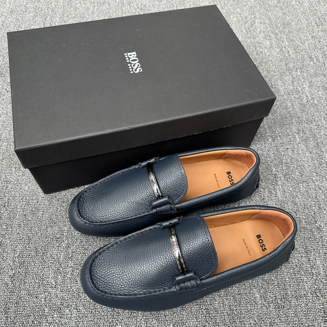 NO:356588,BOSS men's new penny loafer shoes are top-notch and high-quality products from Dongguan!  Made of mercerated reverse velvet calfskin and lychee pattern calfskin, the classic penny loafer upper horizontal band is decorated with an embossed logo logo, delicate and even handmade mark stitching, calfskin inner lining and foot pads, paired with a lightweight, non-slip, wear-resistant rubber sole, light and comfortable, easy to put on and take off, comfortable and breathable on the feet, and comes with a dust bag with original box packaging!  Size 39-40-41-42-43-44 Standard leather shoe size (45 can be customized and does not support return and exchange) Article number 43224548,,loafers,cowhide19860909BOSS 男士新款便士乐福鞋 莞产顶级高品！选用丝光反绒小牛皮和荔枝纹小牛皮制成,经典便士乐福鞋鞋面横饰带饰以压纹logo标识,细致均匀的手工马克缝线,小牛皮内里及垫脚,搭配轻质防滑耐磨橡胶大底,轻便舒适,套脚穿脱方便,上脚舒适透气,配原盒包装防尘袋！ 尺码39-40-41-42-43-44 标准皮鞋码（45可定不支持退换） 货号43224548,,loafers,cowhide,Men's shoes