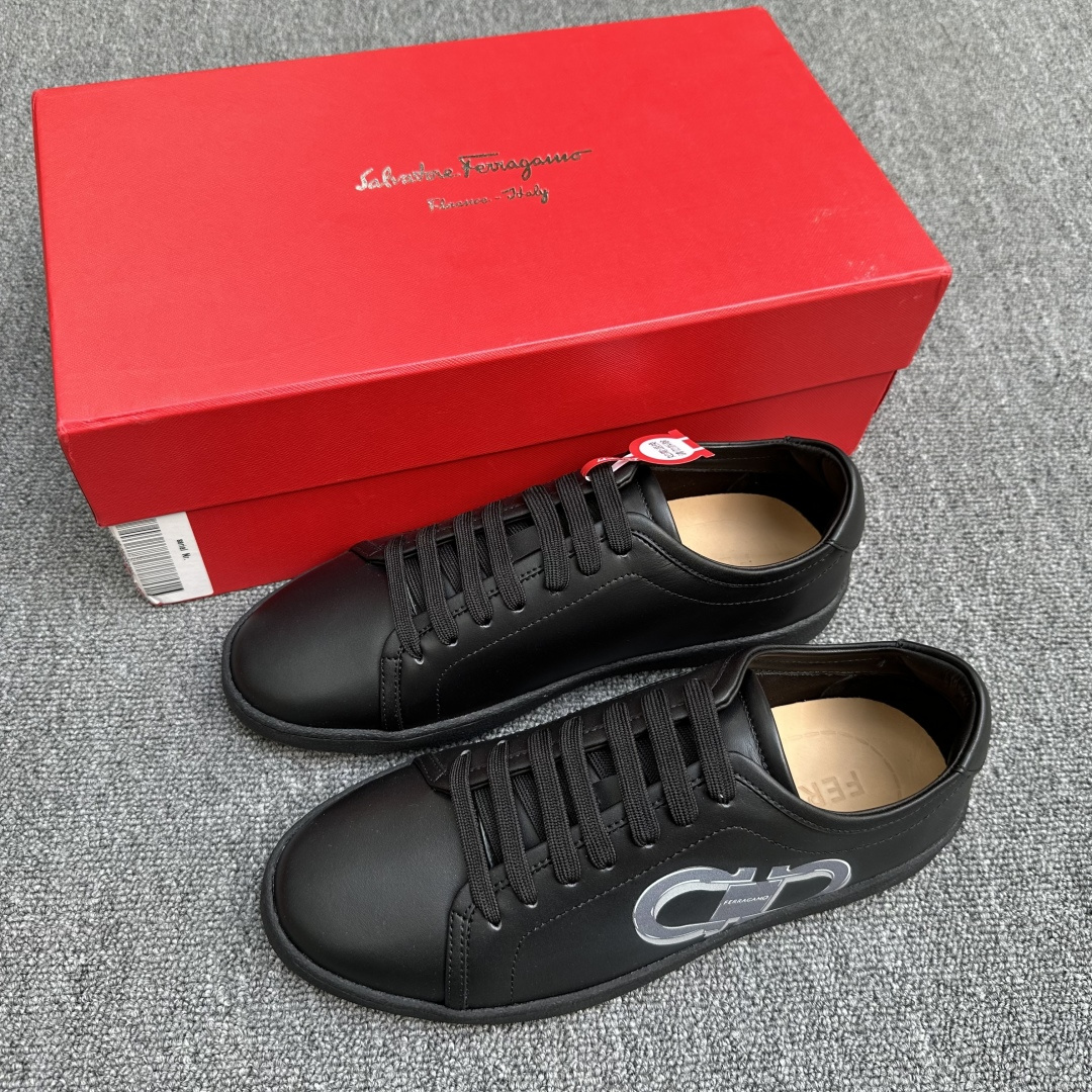 NO:350135,FERRAGAMO casual style lace-up casual shoes, simple lines and cool details. The upper is made of soft leather, with 3D printed Gancio buckle on the side, and the color matches the heel trim. Paired with a light rubber sole, custom grooves with the iconic Gancio contour. · Material: cowhide Size 39-40-41-42-43-44 (custom made in 45) Article number, ferragamo, ferragamo, cowhide19860909FERRAGAMO/菲拉格慕休闲风格系带休闲鞋,线条简约,细节酷炫.鞋面采用柔软皮革制成,侧面缀饰3D打印Gancio扣饰,颜色与鞋跟饰袢相匹配.搭配轻盈橡胶鞋底,带有标志性Gancio轮廓的定制沟纹. ·材质:牛皮 尺码39-40-41-42-43-44（45订做） 货号,,ferragamo,ferragamo,cowhide,Men's shoes