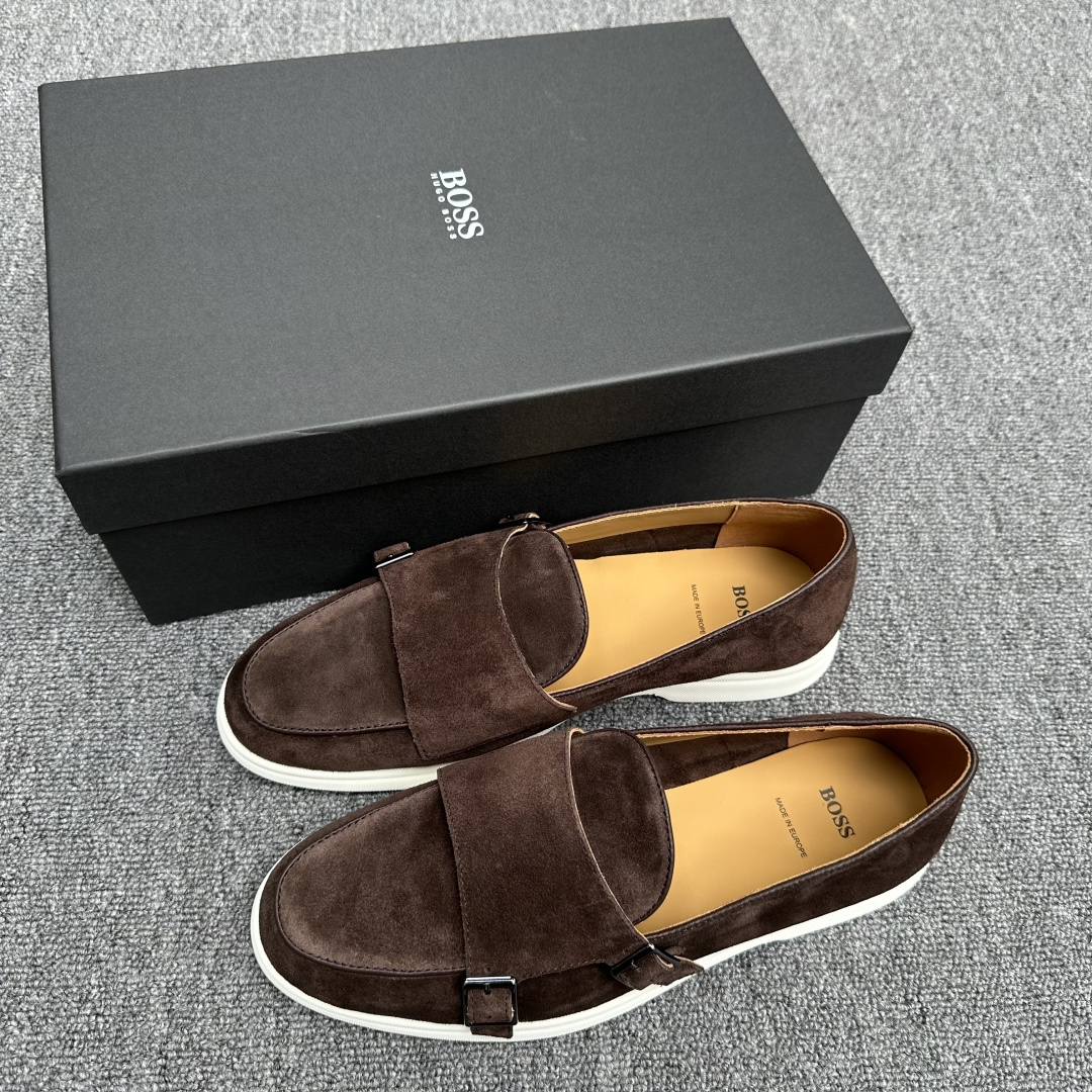 NO:356469,BOSS men's new leather casual shoes for foot cover are shipped!  It is carefully made of imported reverse velvet calf leather, with soft, delicate and shiny leather, upper and upper horse buckle decoration, delicate and even handmade mark wiring, classic casual style, anti-slip wear-resistant rubber sole, light and comfortable, foot design is matched with soft cowhide inner lining and foot pads, comfortable and breathable on the upper foot, and is equipped with a dust bag with original box packaging!  Size 39-40-41-42-43-44 (45.46 customized) standard leather shoes size item number 41274651,,cowhide19860909BOSS男士新款套脚皮革休闲板鞋出货！ 选用进口反绒小牛皮精心制作,皮质柔软细腻有光泽,鞋面皮革马衔扣装饰,细致均匀的手工马克走线,经典休闲版型,防滑耐磨橡胶大底,轻便舒适,套脚设计搭配柔软牛皮内里及垫脚,上脚舒适透气,配原盒包装防尘袋！ 尺码39-40-41-42-43-44（45.46订做）标准皮鞋码数 货号41274651,,cowhide,Men's shoes