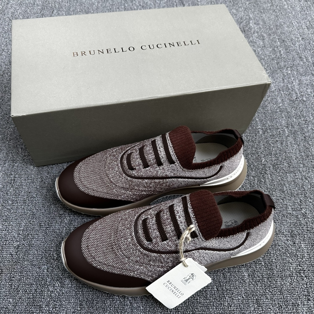 NO:346155,Brunello Cucinelli Knitted Sneakers The precious yarn inspired the design of new sneakers. The cotton knitted upper interprets classic styles in a modern way. The semi-polished calfskin trim is highlighted on the thin and comfortable knitted fabric, highlighting the exquisiteness with a distinctive material contrast. Size: 39-40-41-42-43-44 (customized by 38.45.46) Article number, brunello cucinelli,sneakers,cowhide19860909Brunello Cucinelli针织运动鞋 珍贵纱启发了新运动鞋的设计,全棉针织鞋面以现代方式诠释经典款式.半抛光小牛皮饰条凸显在薄而舒适的针织物上,以鲜明的材质对比彰显精致. 尺码:39-40-41-42-43-44（38.45.46定制） 货号,,brunello cucinelli,sneakers,cowhide,Men's shoes