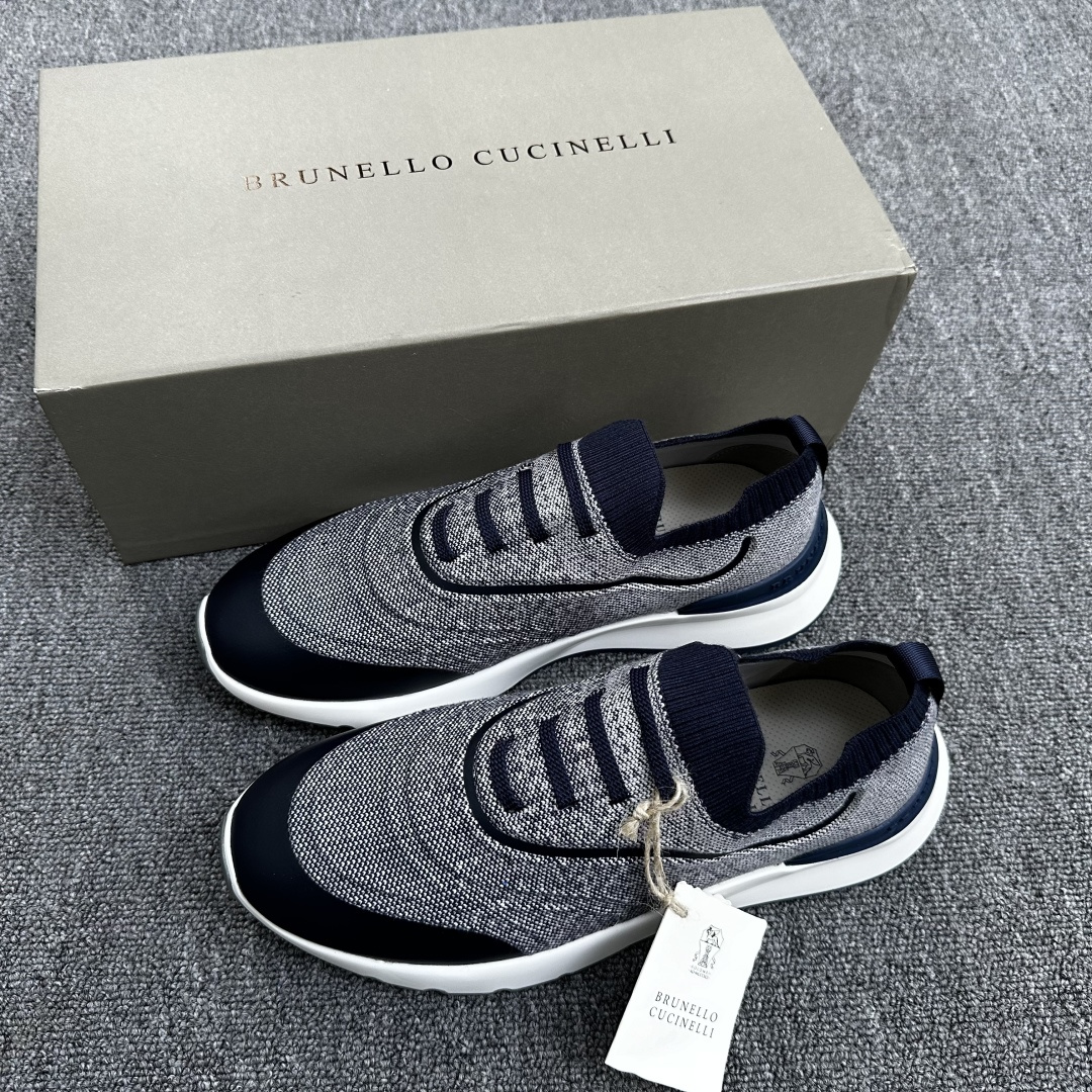 NO:346193,Brunello Cucinelli Knitted Sneakers The precious yarn inspired the design of new sneakers. The cotton knitted upper interprets classic styles in a modern way. The semi-polished calfskin trim is highlighted on the thin and comfortable knitted fabric, highlighting the exquisiteness with a distinctive material contrast. Size: 39-40-41-42-43-44 (customized by 38.45.46) Article number, brunello cucinelli,sneakers,cowhide19860909Brunello Cucinelli针织运动鞋 珍贵纱启发了新运动鞋的设计,全棉针织鞋面以现代方式诠释经典款式.半抛光小牛皮饰条凸显在薄而舒适的针织物上,以鲜明的材质对比彰显精致. 尺码:39-40-41-42-43-44（38.45.46定制） 货号,,brunello cucinelli,sneakers,cowhide,Men's shoes