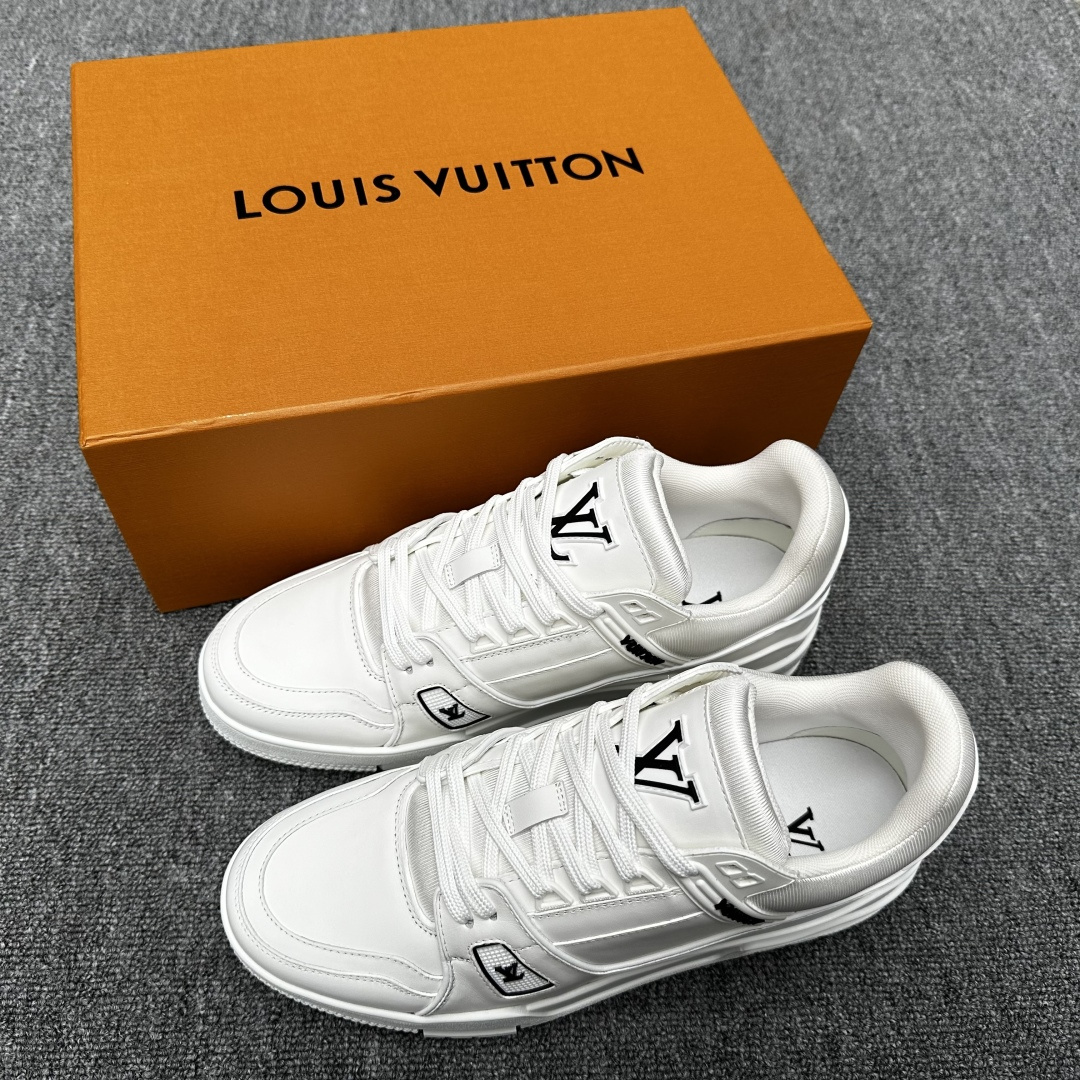 NO:345073,LV Trainer sneakers greet Pharrell Williams and Nigo at the 2025 men's clothing show, using craftsmanship studs as the smooth cowhide leather upper to embellish the first letter labels of the two designers, which complement the portrait patterns at the rear. The rubber LV letters and Vuitton logo are perfectly attracted by the attention!  Size 39-40-41-42-43-44 (38.45 customized) item number, louis vuitton,sneakers,cowhide19860909LV Trainer 运动鞋致意Pharrell Williams与Nigo在2025 秋冬男装秀场的联袂合作,以工致饰钉为光滑牛皮革鞋面点缀两位设计师的首字母标签,与后部的肖像图案相映成趣.橡胶LV字母和 Vuitton标识完善瞩目！ 尺码39-40-41-42-43-44（38.45订做） 货号,,louis vuitton,sneakers,cowhide,Men's shoes