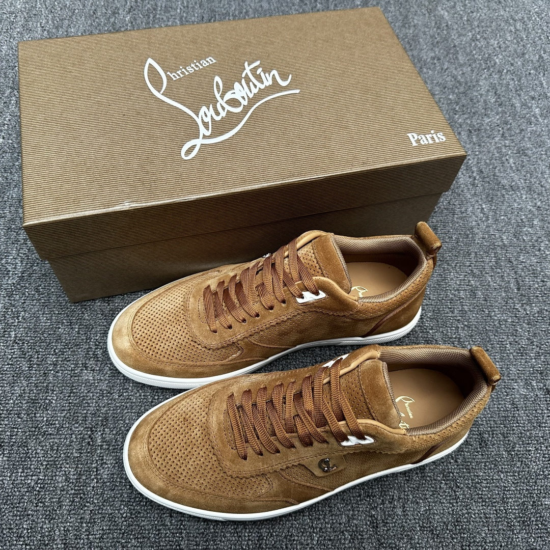 NO:357478,Christian Louboutin low-top German training shoes, flat men's shoes Due to its softer structure, Tutti Rui German training shoes stand out because of its modern style. They are decorated with Maison Cistian Louboutin's iconic logo. The upper is made of imported cowhide punched design and breathable mesh lining!  Rubber outsole!  Size 39-40-41-42-43-44 (45 customized) batch, cowhide19860909Christian Louboutin低帮德训鞋款、平板男鞋 由于其更柔软的结构,Tutti Rui德训鞋因其现代风格而脱颖而出.并装饰有Maison Cistian Louboutin标志性的标志.鞋面采用进口牛皮冲孔设计,透气网布内里！橡胶大底！ 尺码39-40-41-42-43-44（45订做） 批,,cowhide,Men's shoes