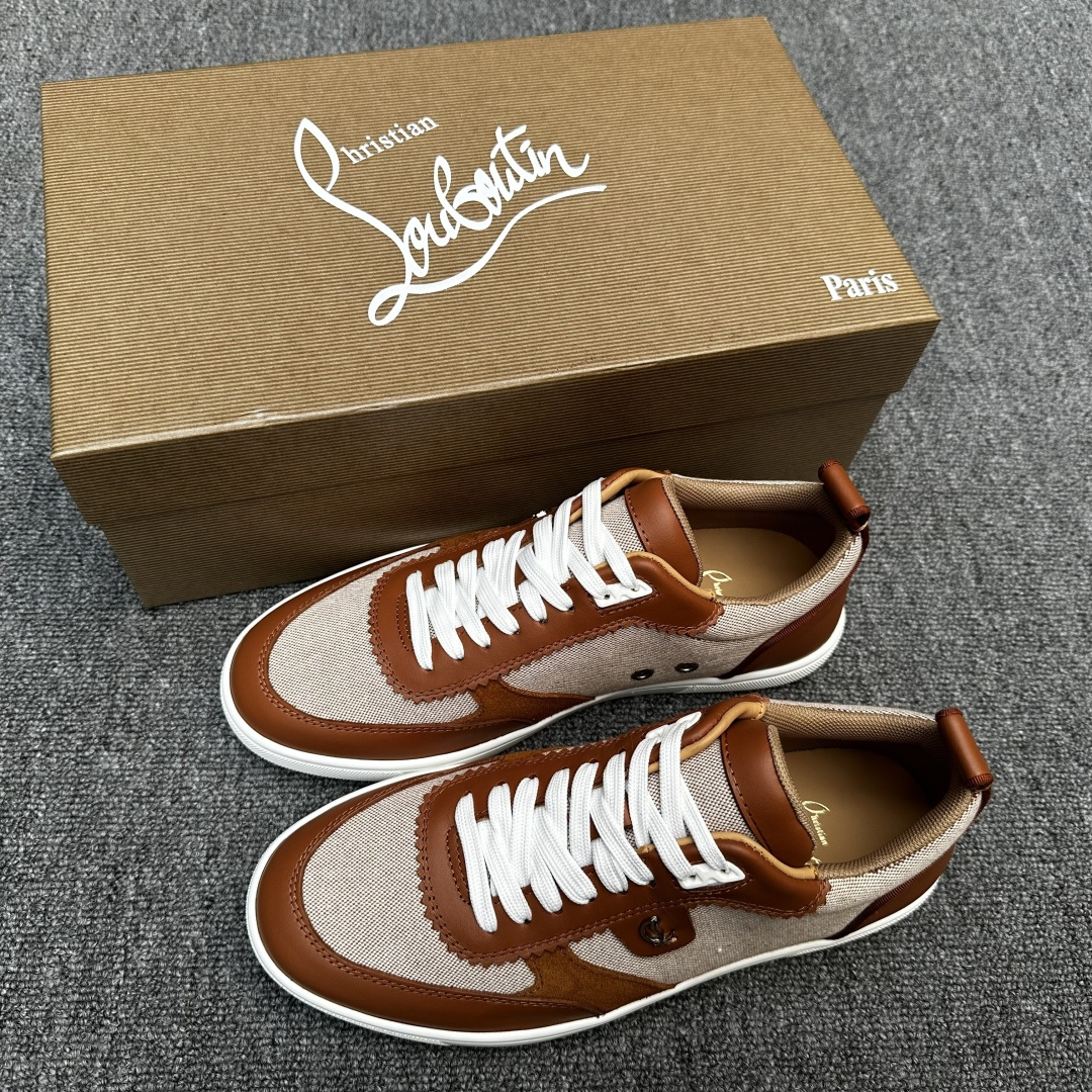 NO:357509,Christian Louboutin low-top German training shoes, flat men's shoes Due to its softer structure, Tutti Rui German training shoes stand out because of its modern style. They are decorated with Maison Cistian Louboutin's signature logo. The upper is made of fabric spliced ​​imported cowhide!  Breathable mesh inner lining!  Rubber outsole!  Size 39-40-41-42-43-44 (45 customized) batch, cowhide19860909Christian Louboutin低帮德训鞋款、平板男鞋 由于其更柔软的结构,Tutti Rui德训鞋因其现代风格而脱颖而出.并装饰有Maison Cistian Louboutin标志性的标志.鞋面采用织物拼接进口牛皮！透气网布内里！橡胶大底！ 尺码39-40-41-42-43-44（45订做） 批,,cowhide,Men's shoes