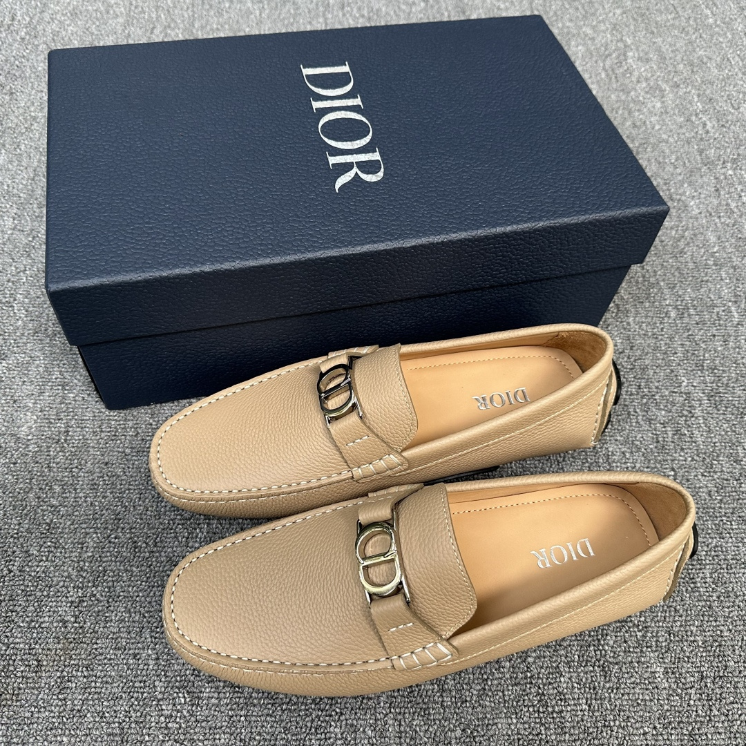 NO:355227,DIOR/Dior Dior Odeon slippers, calfskin/suede cowhide/litchi pattern cowhide leather multiple styles available!  Continue the classic design style of bean dot shoes, the classic combination of leather and buckles, and tight leather making to show elegance!  New leather one-legged lazy shoes driving shoes This loafer shoes continues the outline of the formal shoes and presents it with a more elegant design. It is carefully crafted from a variety of calfskin/reverse calf leather, and the front is decorated with metal cladding CD Icon buckle lace-up/glue label buckle. It is soft and comfortable, matched with rubber sole, fully wrapped cowhide and more durable. Create a fashionable and casual look. The inner lining of the benzene dyed calfskin, and the genuine leather foot pad can be detached!  Create a comfortable wearing experience, paired with shorts or jeans to create a delicate and fashionable casual look!  With original box packaging, free dust bag and shoehorn!  Size 39-40-41-42-43-44 Leather Shoe Size (Customizable 38.45.46) Batch,,dior,dior,loafers,shorts,jeans,cowhide19860909DIOR/迪奥 Dior Odeon便鞋 小牛皮/绒面牛皮/荔枝纹牛皮多重风格可选！延续经典豆豆鞋设计风格,皮革与扣带的经典搭配,紧致皮革制作,彰显优雅气质！新款皮革一脚蹬懒人鞋驾车鞋这款乐福鞋延续正装鞋履轮廓,以更加优雅的设计呈现.采用多样式小牛皮/反绒小牛皮革精心制作,正面饰以金属覆层CD Icon搭扣系带/胶标扣带装饰.柔软舒适,搭配橡胶鞋底,全包裹牛皮精湛工艺,更加耐穿.打造时髦休闲的造型.苯染小牛皮内里,可拆卸真皮脚垫！缔造舒适的穿着体验,可与短裤或牛仔裤搭配,打造精致时髦的休闲造型！配原盒包装,附赠防尘袋和鞋拔！ 尺码39-40-41-42-43-44 皮鞋尺码（可定制38.45.46) 批,,dior,dior,loafers,shorts,jeans,cowhide,Men's shoes