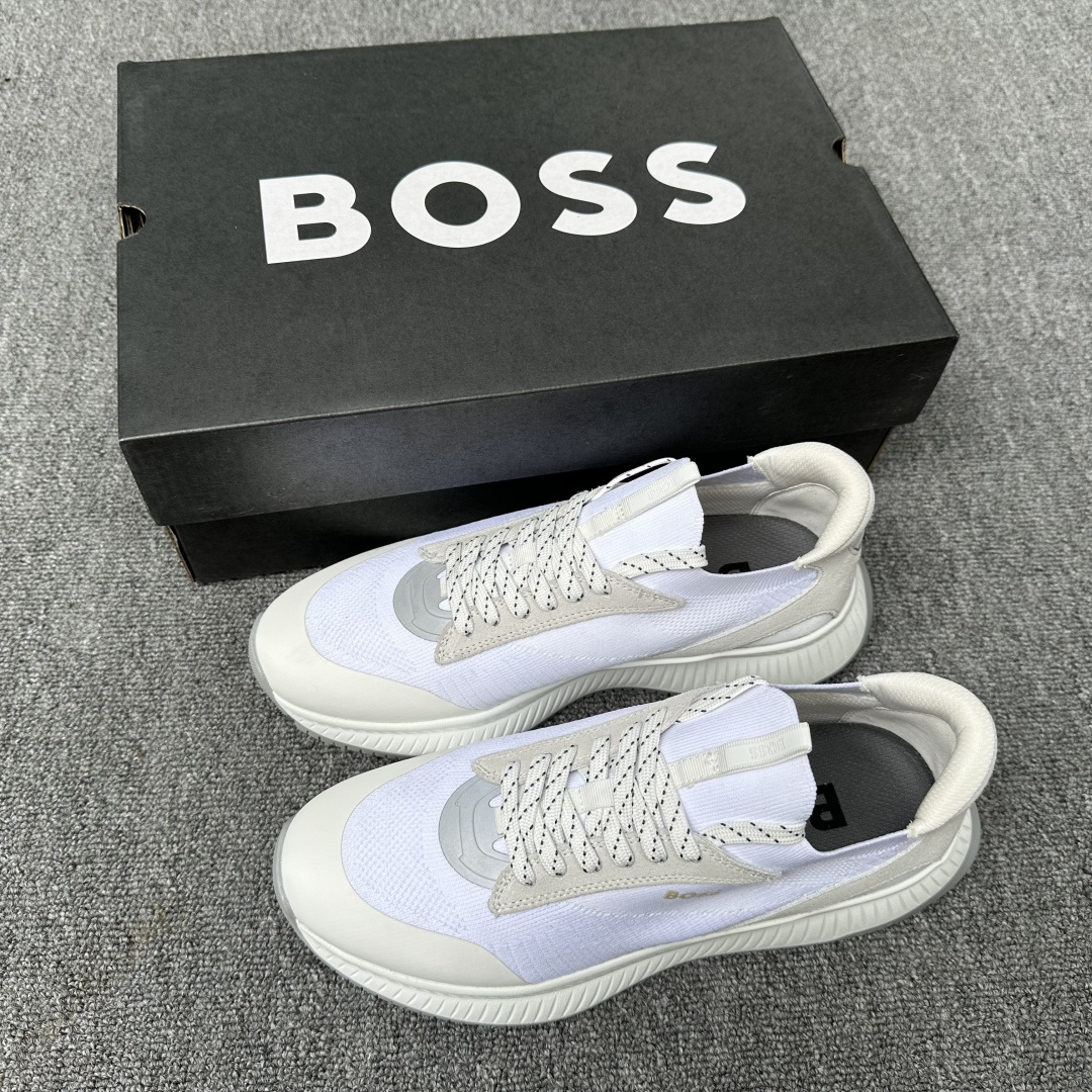 NO:557791,BOSS counters are synchronizing the new summer men’s lace-up sneakers!  Breathable running shoes with ultra-light thick-soled fly-knit upper. The shoe shape is simple and smooth, fashionable and versatile. The upper is made of high-elastic knitted material, which is light and breathable, fits the foot, and brings a comfortable wearing experience. Knitted BOSS logo details. Composite splicing of suede cowhide decoration/calfskin patch on the heel. Adhesive label three-color logo on the heel details.  Full mesh lining with ultra-light rubber soles, excellent breathability and elasticity, original factory molded color matching rubber backing layer, complete package ready for shipment!  Size 39-40-41-42-43-44 (45 customized) leather shoe size item number 33903843,,sneakers,cowhide19860909BOSS专柜同步夏季新款 男士系带运动鞋！ 超轻厚底飞织鞋面透气跑步鞋 鞋型简约流畅,时尚百搭.鞋面采用高弹针织材质,轻盈透气,贴合脚部,带来舒适穿着体验.针织BOSS标志细节 后跟复合拼接反绒牛皮装饰/小牛皮贴片点缀 胶标三色标识后跟细节 全网布内里搭配超轻橡胶鞋底,透气性能与弹力性能极好,原厂开模拼色橡胶底片层,全套包装现货出货！ 尺码39-40-41-42-43-44（45订做）皮鞋尺码 货号33903843,,sneakers,cowhide,Men's shoes