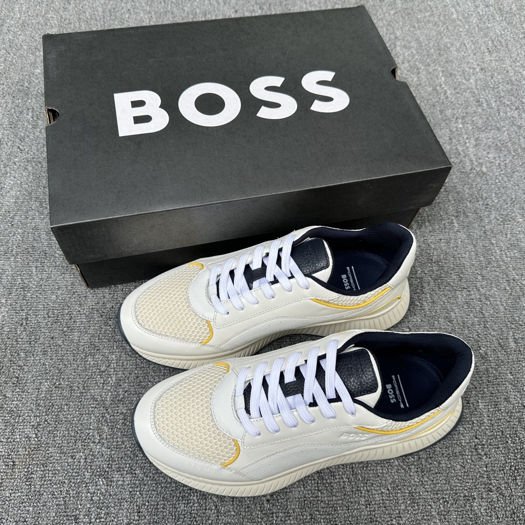 NO:557797,BOSS counter syncs with new men’s lace-up sneakers!  Breathable running shoes with ultra-light thick-soled fly-knit upper. The shoe shape is simple and smooth, fashionable and versatile. The upper is made of high-elastic knitted material, which is light and breathable, fits the foot, and brings a comfortable wearing experience. Knitted BOSS logo details. Composite splicing of suede cowhide decoration/calfskin patch on the heel. Adhesive label three-color logo on the heel details.  Full mesh lining with ultra-light rubber soles, excellent breathability and elasticity, original factory molded color matching rubber backing layer, complete package ready for shipment!  Size 39-40-41-42-43-44 (45 customized) leather shoe size item number 33903843,,sneakers,cowhide19860909BOSS专柜同步新款 男士系带运动鞋！ 超轻厚底飞织鞋面透气跑步鞋 鞋型简约流畅,时尚百搭.鞋面采用高弹针织材质,轻盈透气,贴合脚部,带来舒适穿着体验.针织BOSS标志细节 后跟复合拼接反绒牛皮装饰/小牛皮贴片点缀 胶标三色标识后跟细节 全网布内里搭配超轻橡胶鞋底,透气性能与弹力性能极好,原厂开模拼色橡胶底片层,全套包装现货出货！ 尺码39-40-41-42-43-44（45订做）皮鞋尺码 货号33903843,,sneakers,cowhide,Men's shoes