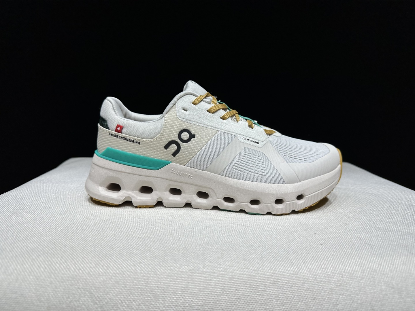 NO:241132,Top version of On-On Cloudrunner 2 fabric Comfortable and versatile, shock-absorbing and breathable, low-top, casual and casual shoes. This series of works created by Swiss high-performance sports brand On has the upper made of recycled polyester fiber and mesh fabric, with exclusive hollow rubber sole, and the side On iconic LoGo is decorated with full coverage of seam details. Packaging: Full set of Dewu accessories reinforced Dewu box packaging!  Size: 36-45 (positive size), casual shoes/sports shoes, christian louboutin, sneakers19860909顶级版本On昂跑 Cloudrunner 2 织物 舒适百搭 减震透气轻便 低帮 生活休闲鞋. 瑞士高性能运动品牌on打造的此系列作品,鞋面由再生聚酯纤维和网眼布制成,采用独家镂空橡胶鞋底,侧面On标志性LoGo饰有全覆盖贴缝细节. 包装:全套得物配件加固得物箱包装！ 码数:36-45码(正码),休闲鞋/运动鞋,christian louboutin,sneakers,Women's Shoes