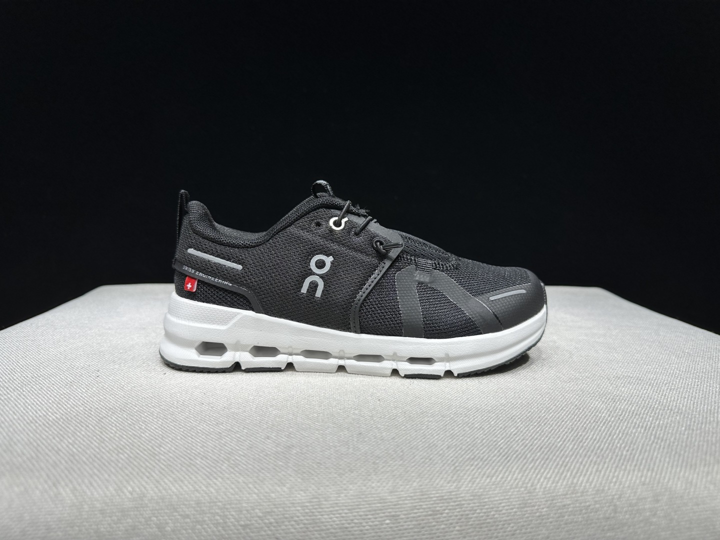 NO:241076,Top version of OnPaul Cloud SKY fabric, comfortable and versatile, shock-absorbing, breathable and lightweight, low-top, lifestyle casual shoes. This series of works created by Swiss high-performance sports brand On has the upper made of recycled polyester fiber and mesh fabric, with exclusive hollow rubber sole, and the side On the iconic LoGo is decorated with full coverage of seam details. Packaging: Full set of Dewu accessories reinforced Dewu box packaging!  Size: 36-45 (positive size), casual shoes/sports shoes, christian louboutin, sneakers19860909顶级版本On昂跑 Cloud SKY 织物 舒适百搭 减震透气轻便 低帮 生活休闲鞋. 瑞士高性能运动品牌on打造的此系列作品,鞋面由再生聚酯纤维和网眼布制成,采用独家镂空橡胶鞋底,侧面On标志性LoGo饰有全覆盖贴缝细节. 包装:全套得物配件加固得物箱包装！ 码数:36-45码(正码),休闲鞋/运动鞋,christian louboutin,sneakers,Women's Shoes