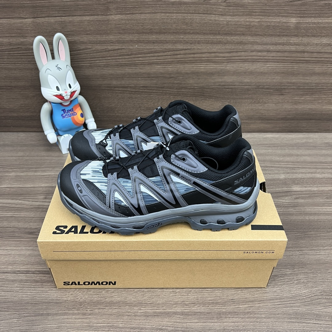 NO:242092,Top version SALOMON XT-Quest MOUNTAIN Kuocangshan Anti-slip Low-top Outdoor functional shoes, same style for men and women, black. The new top version has been re-edited for several months. The whole shoe last is basically the same as the original shoe, the combination of the sole is excellent in the control of the glue, all details are carefully processed, the foot feels comfortable and light, and the best outdoor matching item for tooling. Item number: 473616 Size: 36-46 (positive size), casual shoes/sports shoes, sneakers19860909顶级版本SALOMON萨洛蒙 XT-Quest 唤山者 MOUNTAIN 括苍山 防滑 低帮 户外功能鞋 男女同款 黑色. 全新顶级版本经过几个月重新改版,整鞋楦型基本跟原鞋无差,大底组合胶水控制极佳,所有细节都精心处理,脚感舒适轻便,工装户外最佳搭配单品. 货号: 473616 码数:36-46码(正码),休闲鞋/运动鞋,sneakers,Women's Shoes