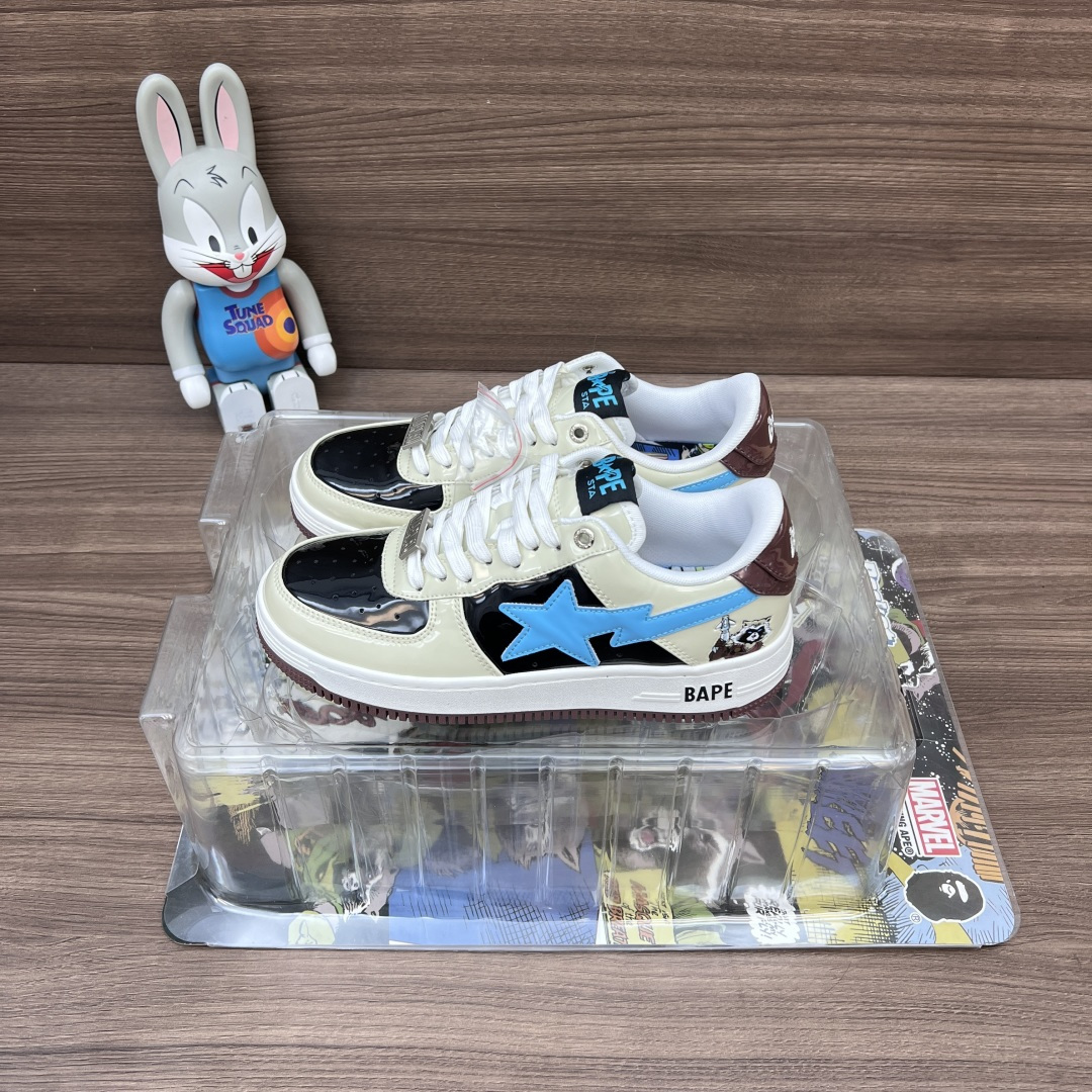 NO:242679,Top version MARVEL/Marvel x A BATHING APE STA Patent leather trend Marvel joint brand Rocket Raccoon Fashion shoes Brown blue black men and women!  As a famous trend brand, Bape also has a strong trend and is loved by many trendy people and celebrities. It has had a certain impact on street trend culture. It is not only a sneaker, but also a symbol of trend culture. Packing a full set of Dewu accessories reinforced Dewu box packaging!  Number of sizes: 36 36.5 37.5 38 38.5 40 40.5 41 42 42.5 43 44 44.5 45 46 (positive size), casual shoes/sports shoes, sneakers19860909顶级版本MARVEL/漫威 x A BATHING APE STA 漆皮 潮流 漫威联名 火箭浣熊 时尚板鞋 棕蓝黑男女同款！ Bape 作为著名的潮流品牌,BAPE STA 也带有浓厚的潮流感,受到许多潮流人士和明星的喜爱.对街头潮流文化产生了一定的影响.它不仅是一款运动鞋,更是潮流文化的一种象征. 包装全套得物配件加固得物盒包装！ 码数:36 36.5 37.5 38 38.5 40 40.5 41 42 42.5 43 44 44.5 45 46(正码),休闲鞋/运动鞋,sneakers,Women's Shoes