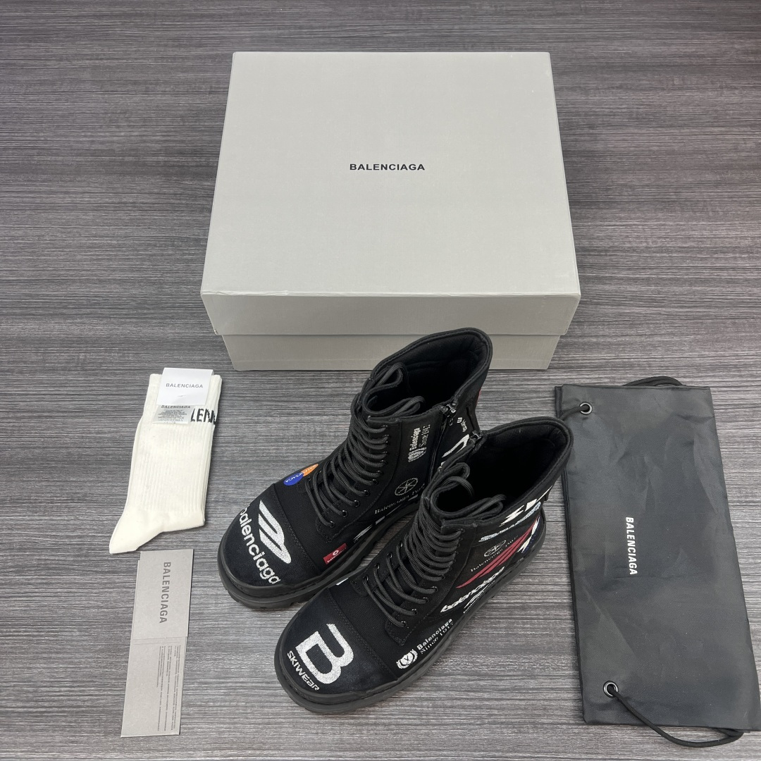 NO:423050,Pure original version of Balenciaga Combat Strike canvas round toe zipper boots for men black. Balenciaga short boots classic square toe boots. The fabric is made of imported denim 5D painted. The inner wash cowhide is made of cowhide. The large sole is anti-slip rubber combination. The size is 39-46 (slim feet and one size smaller, 46 custom made without return). Boots, balenciaga, balenciaga, boots, cowhide19860909纯原版本Balenciaga巴黎世家 Combat Strike 帆布 圆头拉链 短靴 男款 黑色. 巴黎世家短靴经典之作方头短靴.面料采用进口牛仔布5D彩绘制作.内里水洗牛皮.大底防滑橡胶组合大底. 码数39-46（脚瘦拿小一码 46定做不退换）,靴子,balenciaga,balenciaga,boots,cowhide,Women's Shoes