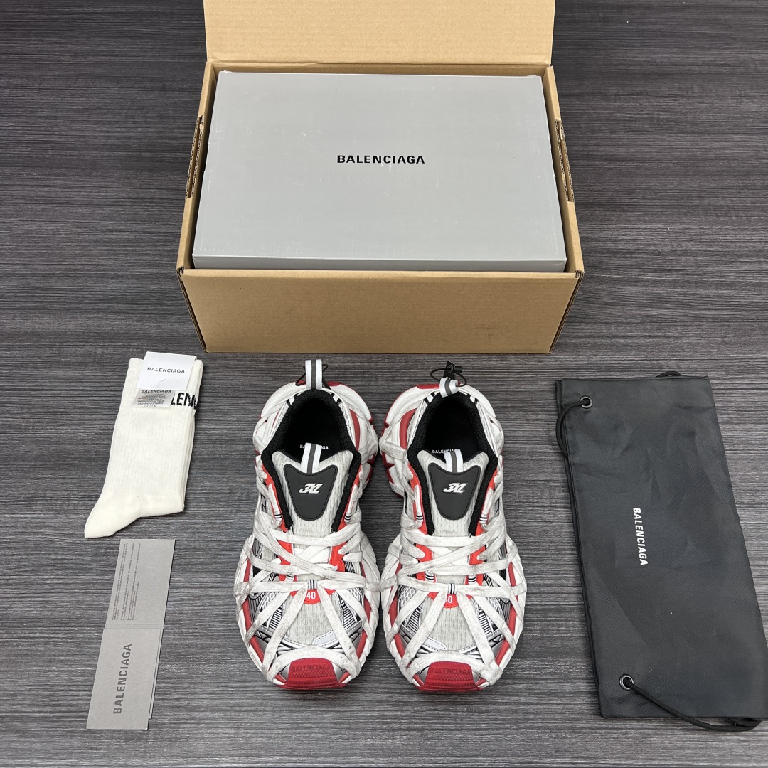 Balenciaga 纯 本Balenciaga Phantom Sneaker 巴黎世家全新做旧十代绑带潮流跑鞋 在延续 Track Trainer 户外轮廓和复杂鞋面结构的同时