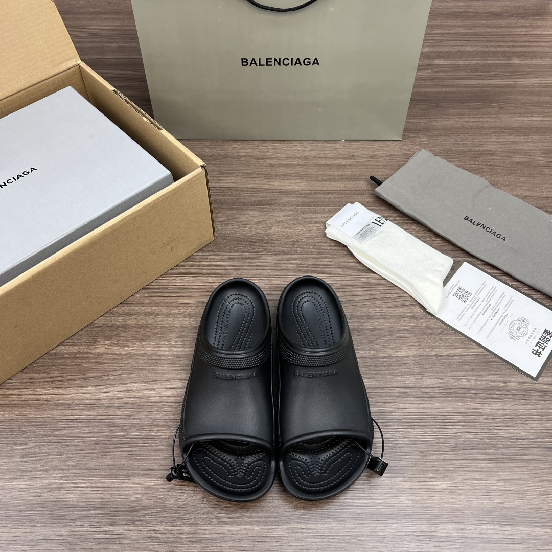 NO:422906,Top version Crocs x Balenciaga Balenciaga Flat heel flip flops for men Black!  The original version is uniformly open for private molds, the upper original version of the slurry film has its own 3D float words inside the mold, and the upgraded version of TPU foam bottom. Number of codes: 40-45 codes!  ,slippers,balenciaga,balenciaga,slippers19860909顶级版本Crocs x Balenciaga巴黎世家 平跟套脚一字拖鞋 男款 黑色！ 原版一致大底私模开版,鞋面原版滳胶片开模内自带3D浮标字样,升级版TPU发泡底. 码数:40-45码！,拖鞋,balenciaga,balenciaga,slippers,Women's Shoes