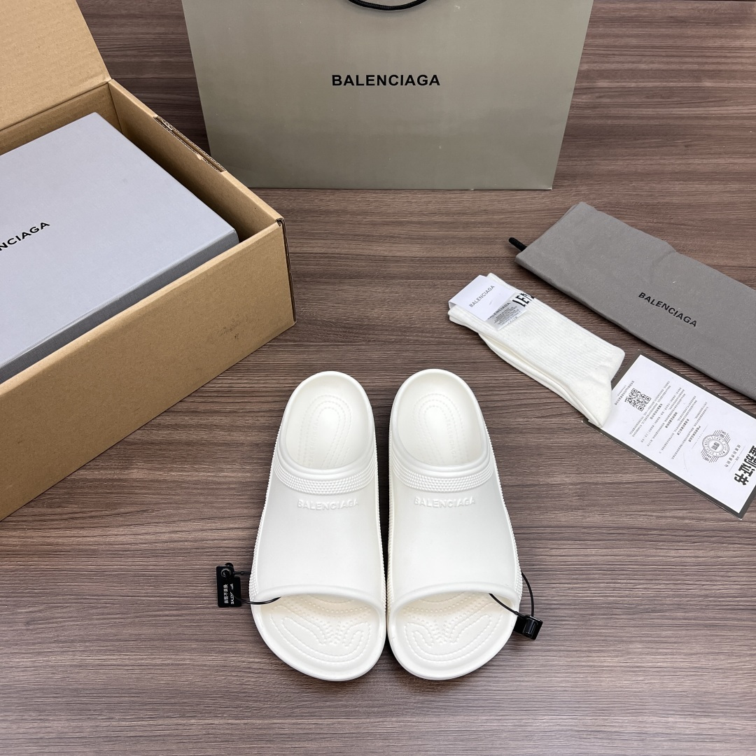 NO:422917,Top version Crocs x Balenciaga flat heel flip flops for men white!  The original version is uniformly open for private molds, the upper original version of the slurry film has its own 3D float words inside the mold, and the upgraded version of TPU foam bottom. Number of codes: 40-45 codes!  ,slippers,balenciaga,balenciaga,slippers19860909顶级版本Crocs x Balenciaga巴黎世家 平跟套脚一字拖鞋 男款 白色！ 原版一致大底私模开版,鞋面原版滳胶片开模内自带3D浮标字样,升级版TPU发泡底. 码数:40-45码！,拖鞋,balenciaga,balenciaga,slippers,Women's Shoes