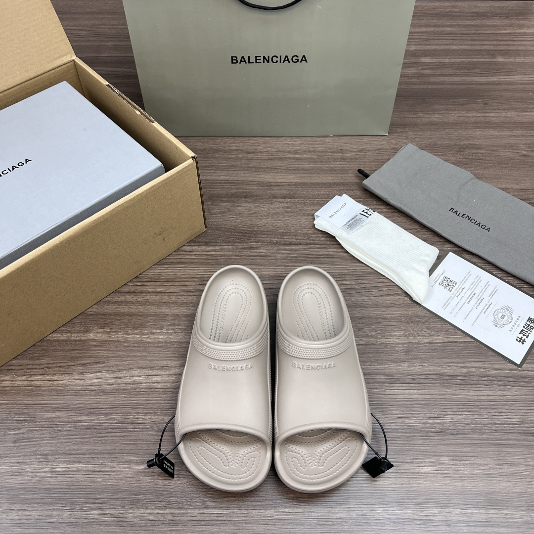NO:422924,Top version Crocs x Balenciaga Balenciaga flat heel foot slippers men's khaki!  The original version is uniformly open for private molds, the upper original version of the slurry film has its own 3D float words inside the mold, and the upgraded version of TPU foam bottom. Number of codes: 40-45 codes!  ,slippers,balenciaga,balenciaga,slippers19860909顶级版本Crocs x Balenciaga巴黎世家 平跟套脚一字拖鞋 男款 卡其！ 原版一致大底私模开版,鞋面原版滳胶片开模内自带3D浮标字样,升级版TPU发泡底. 码数:40-45码！,拖鞋,balenciaga,balenciaga,slippers,Women's Shoes