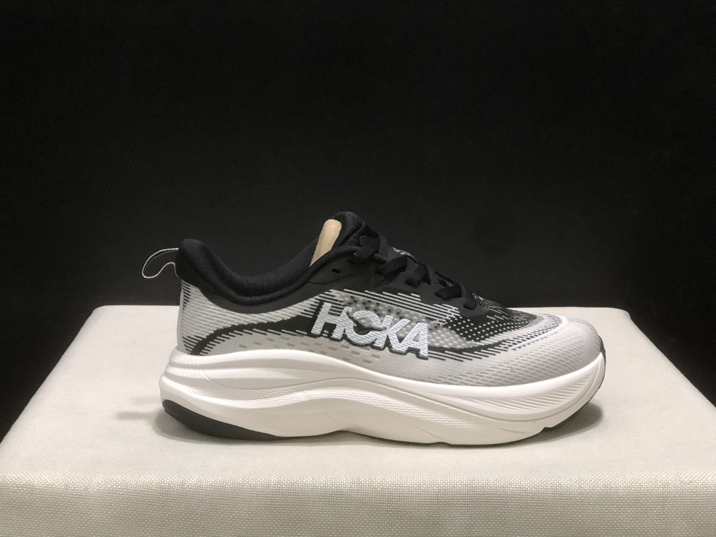 NO:408583,Top version HOKA ONE ONE SKYFLOW Comfortable and versatile non-slip and wear-resistant low-top running shoes for men and women. Size 36-45 (including half-code) Code: 1147833-DDW Full set of dessert packaging poison card poison buckle cotton socks poison box., casual shoes/sports shoes, sneakers19860909顶级版本HOKA ONE ONE SKYFLOW 舒适百搭防滑耐磨低帮跑步鞋男女同款 码数36-45码(含半码) 编码: 1147833-DDW 全套得物包装毒卡 毒扣 棉袜 毒盒.,休闲鞋/运动鞋,sneakers,Women's Shoes