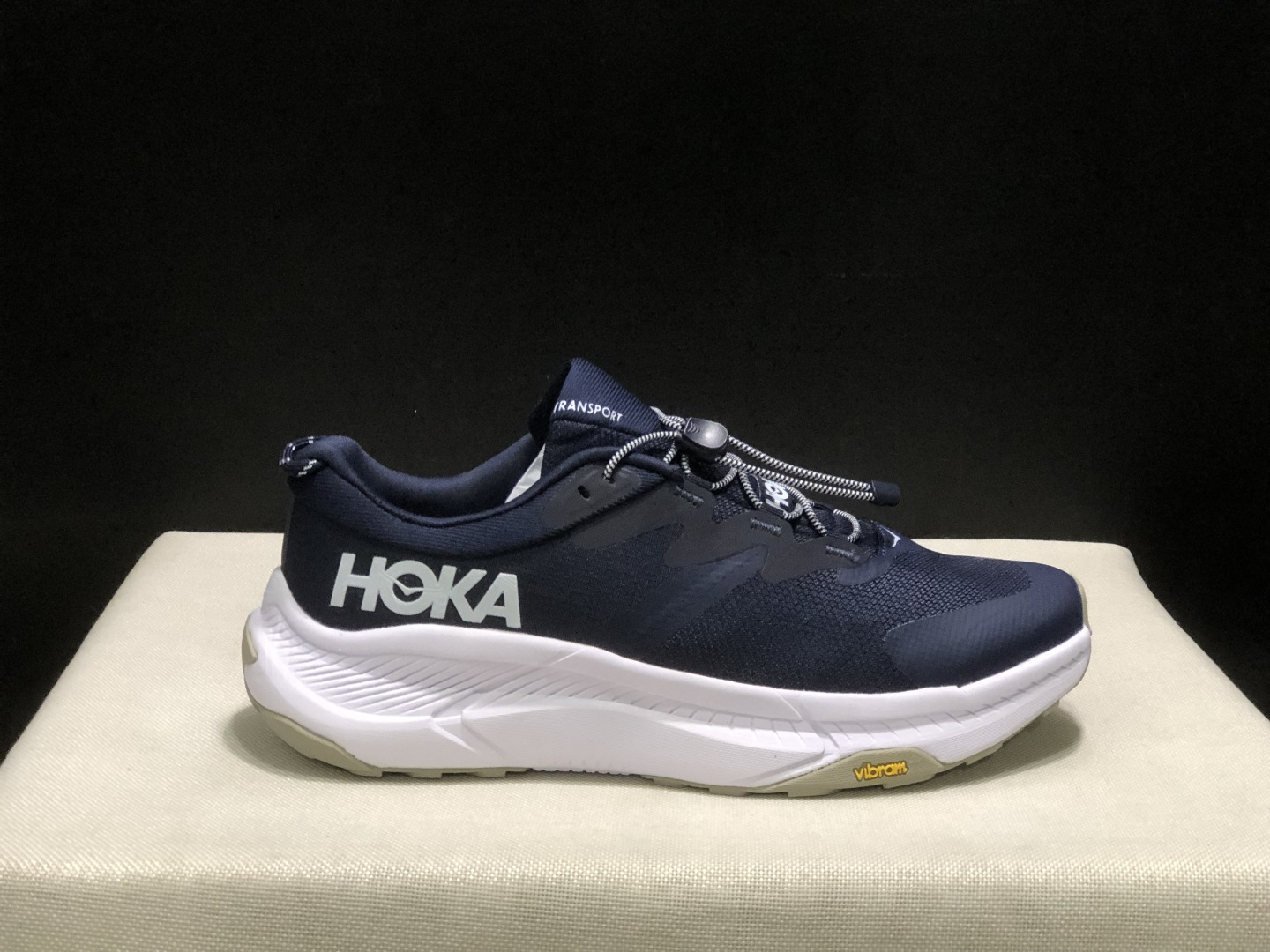 NO:408582,Top version HOKA ONE ONE Transport Comfortable and versatile non-slip and wear-resistant low-top running shoes for men and women. Size 36-45 (no half-code) Code: 1147833-DDW Full set of dessert packaging poison card poison buckle cotton socks poison box., casual shoes/sports shoes, sneakers19860909顶级版本HOKA ONE ONE Transport 舒适百搭防滑耐磨低帮跑步鞋男女同款 码数36-45码（没有半码） 编码: 1147833-DDW 全套得物包装毒卡 毒扣 棉袜 毒盒.,休闲鞋/运动鞋,sneakers,Women's Shoes