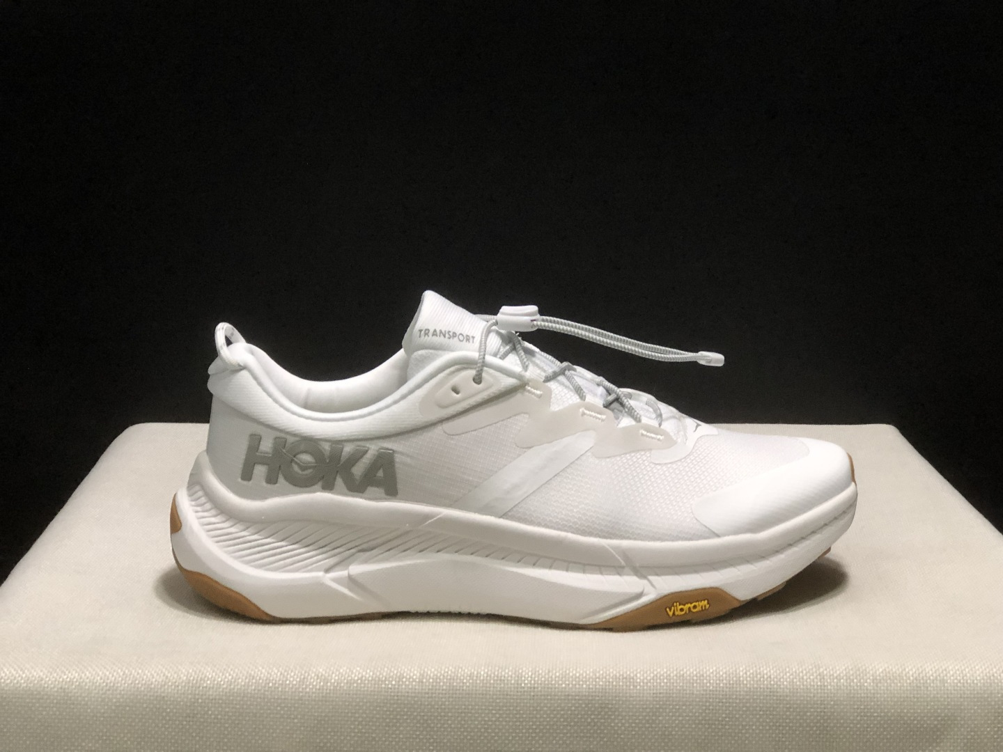 NO:408585,Top version HOKA ONE ONE Transport Comfortable and versatile non-slip and wear-resistant low-top running shoes for men and women. Size 36-45 (no half-code) Code: 1147833-DDW Full set of dessert packaging poison card poison buckle cotton socks poison box., casual shoes/sports shoes, sneakers19860909顶级版本HOKA ONE ONE Transport 舒适百搭防滑耐磨低帮跑步鞋男女同款 码数36-45码（没有半码） 编码: 1147833-DDW 全套得物包装毒卡 毒扣 棉袜 毒盒.,休闲鞋/运动鞋,sneakers,Women's Shoes