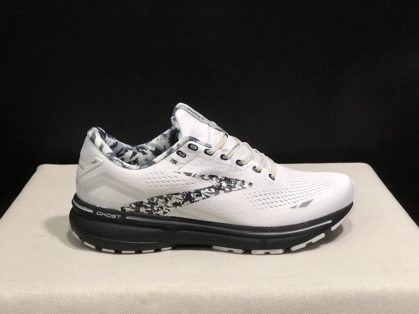 NO:415974,Top version Brooks Ghost 15 shock-absorbing and wear-resistant low-top running shoes for men and women. Size 36-46 (half-size) Code: 110393-025 Full set of degus packaging poison card poison buckle cotton socks poison box., casual shoes/sports shoes, sneakers19860909顶级版本Brooks布鲁克斯 Ghost 15 减震耐磨低帮跑步鞋男女同款 码数36-46码（有半码） 编码: 110393-025 全套得物包装毒卡 毒扣 棉袜 毒盒.,休闲鞋/运动鞋,sneakers,Women's Shoes