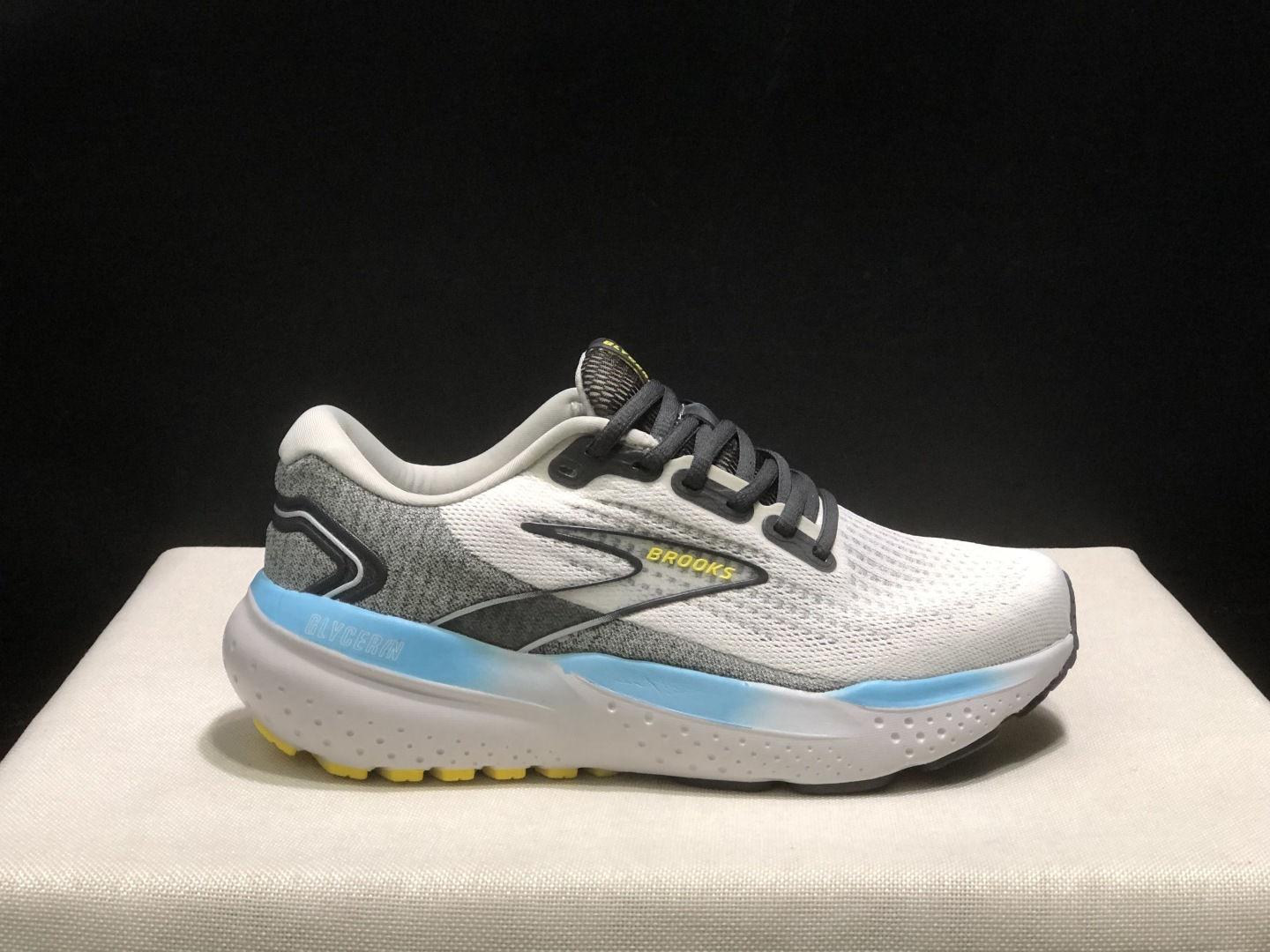 NO:419978,Top version Brooks Glycerin 21 shock-absorbing and wear-resistant low-top running shoes for men and women. Size 36-46 (half-size) Code: 110393-025 Full set of dessert packaging poison card, poison buckle, cotton socks, poison box., casual shoes/sports shoes, sneakers19860909顶级版本Brooks布鲁克斯 Glycerin 21 减震耐磨低帮跑步鞋男女同款 码数36-46码（有半码） 编码: 110393-025 全套得物包装毒卡 毒扣 棉袜 毒盒.,休闲鞋/运动鞋,sneakers,Women's Shoes
