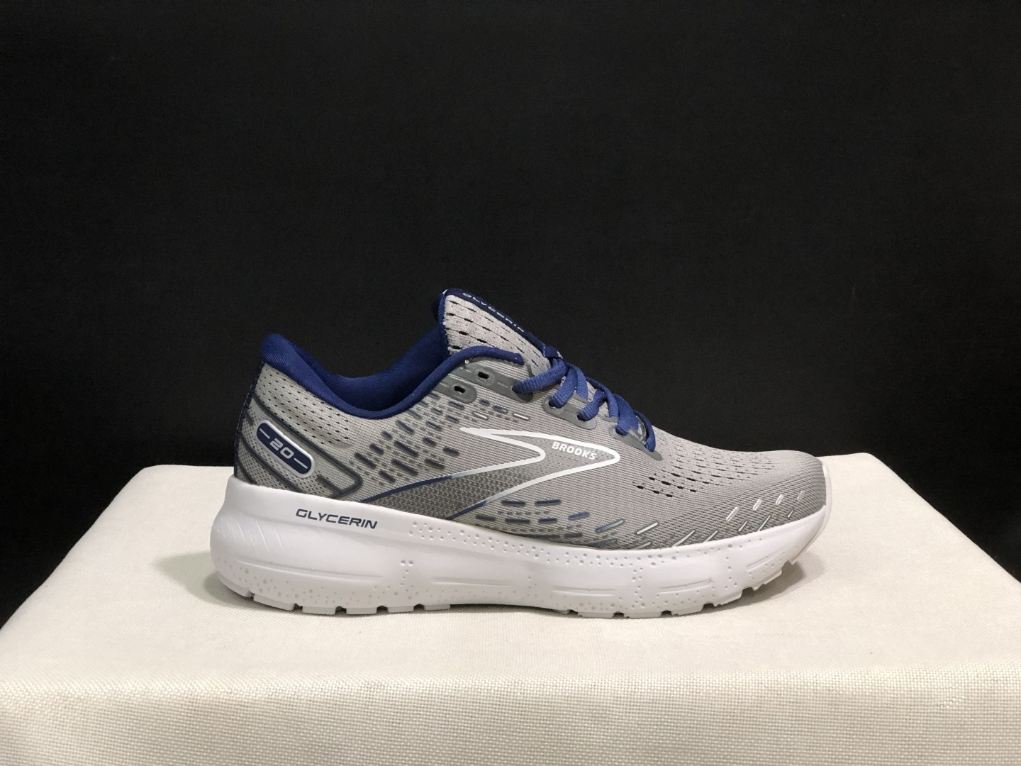 NO:419987,Top version Brooks Glycerin GTS 20 shock-absorbing and wear-resistant low-top running shoes for men and women. Size 36-46 (half-size) Code: 110393-025 Full set of degus packaging poison card, poison button, cotton socks, poison box., casual shoes/sports shoes, sneakers19860909顶级版本Brooks布鲁克斯 Glycerin GTS 20 减震耐磨低帮跑步鞋男女同款 码数36-46码（有半码） 编码: 110393-025 全套得物包装毒卡 毒扣 棉袜 毒盒.,休闲鞋/运动鞋,sneakers,Women's Shoes