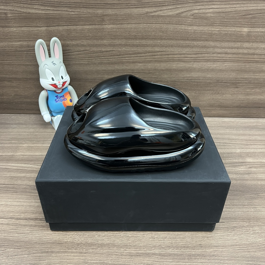 NO:408577,Top version xVESSEL Whale Carbon Fiber Technology Anti-slip and wear-resistant flip flops, black men and women's style. Whale Carbon Spec is the best summer slippers. The shoe material is made of EVA high foaming semi-finished products. It is a must-have item for lightweight and high-rise out of the street!  Size: 35-45 sizes, slippers, slippers19860909顶级版本xVESSEL 鲸碳号 碳纤科技 防滑耐磨一字拖鞋 黑色男女同款. 鲸碳号夏日最佳拖鞋 鞋子材料采用EVA高发泡半成品组合而成.轻便增高出街搭配必备单品！ 码数:35-45码,拖鞋,slippers,Women's Shoes