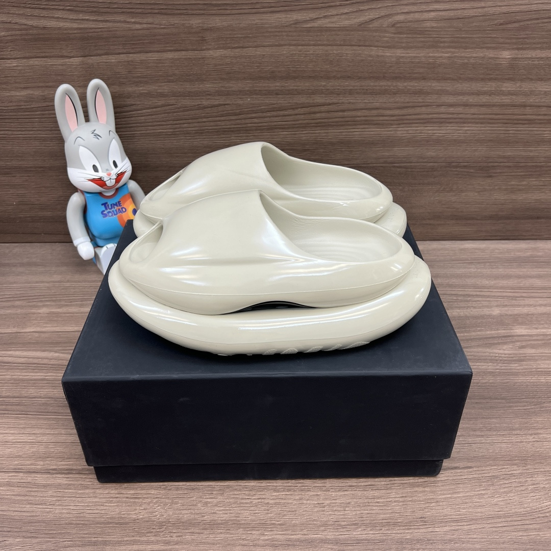 NO:408578,Top version xVESSEL Whale Carbon fiber technology, anti-slip wear-resistant flip flops, matcha color, men and women. Whale Carbon best summer slippers The shoe material is made of EVA high foaming semi-finished products. It is a must-have item for lightweight and high-rise out of the street!  Size: 35-45 sizes, slippers, slippers19860909顶级版本xVESSEL 鲸碳号 碳纤科技 防滑耐磨一字拖鞋 抹茶色男女同款. 鲸碳号夏日最佳拖鞋 鞋子材料采用EVA高发泡半成品组合而成.轻便增高出街搭配必备单品！ 码数:35-45码,拖鞋,slippers,Women's Shoes