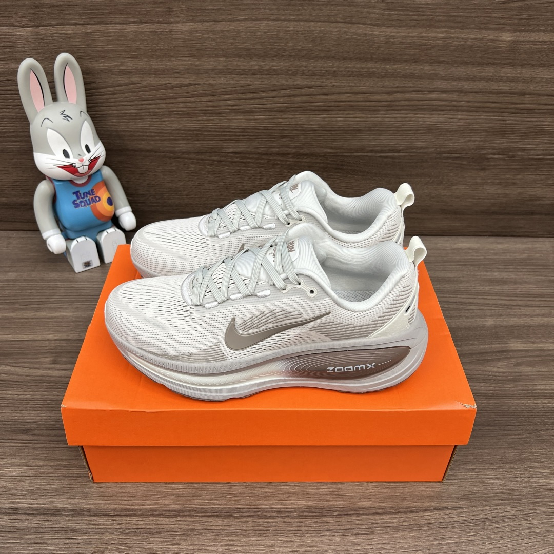 NO:630389,The top version of Nike Vomero 18 is soft, comfortable, non-slip and wear-resistant, low-top casual running shoes, white, same style for men and women. The fabric is made of imported mesh fly knit fabric, breathable and elastic, with a high foam outsole combined with a rubber bottom sheet. The whole shoe is very light and provides excellent foot comfort!  Suitable for both sports and leisure!  Packaging: A full set of accessories and reinforced gift box packaging!  Size: 36-45, casual shoes/sports shoes, sneakers19860909顶级版本Nike Vomero 18 柔软舒适防滑耐磨 低帮 休闲跑步鞋 白色 男女同款. 面料采用进口网格飞织面料透气有弹性,大底高发泡大底组合橡胶底片,整鞋非常轻便,上脚舒适度极佳！运动休闲均适用搭配！ 包装:全套得物配件加固得物盒包装！ 码数:36-45码,休闲鞋/运动鞋,sneakers,Women's Shoes