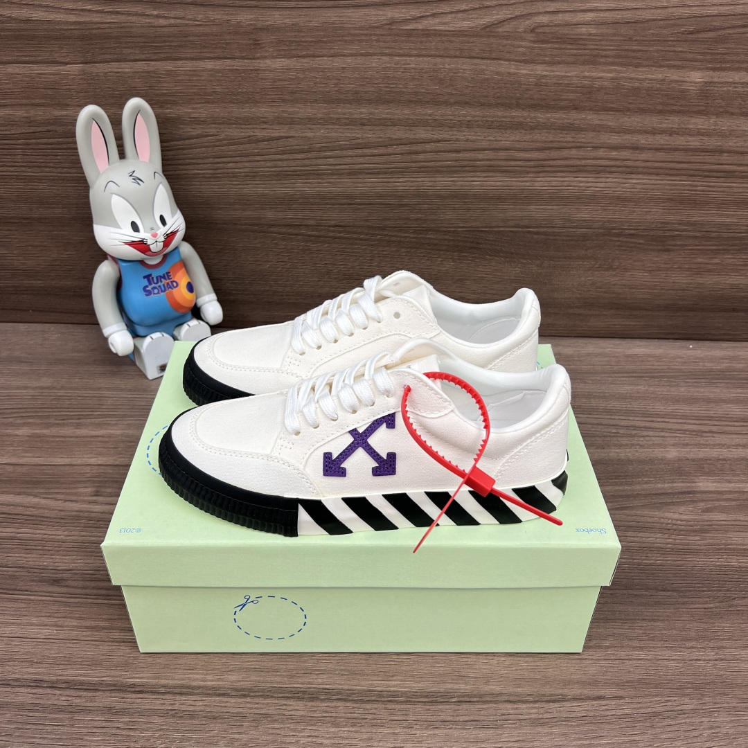 NO:577872,The top version of Off-White c/o Virgil Abloh Vulc Low Top arrow low-top vulcanized canvas sneakers in white and purple. A pair of checkerboard elements full of street charm. The highlight is actually the orange bottle sticker on the inside of the shoe and the orange detail processing on the shoelace head. The brand's iconic arrow logo, the design of the anti-theft buckle and shoelace and the words on the heel also have a strong shadow of the 'THE TEN' series. Size 36-47!  ,casual shoes/sneakers,off white,sneakers19860909顶级版本Off-White c/o Virgil Abloh Vulc Low Top 箭头低帮硫化帆布板鞋 白紫 一双充满街头韵味的棋盘格元素,亮点其实在鞋内侧的橙色瓶贴以及鞋带头的橙色细节处理.该品牌标志性的箭头标志,防盗扣和鞋带的设计以及鞋后跟的字样也极具“THE TEN”系列的影子. 码数36-47码！,休闲鞋/运动鞋,off white,sneakers,Women's Shoes