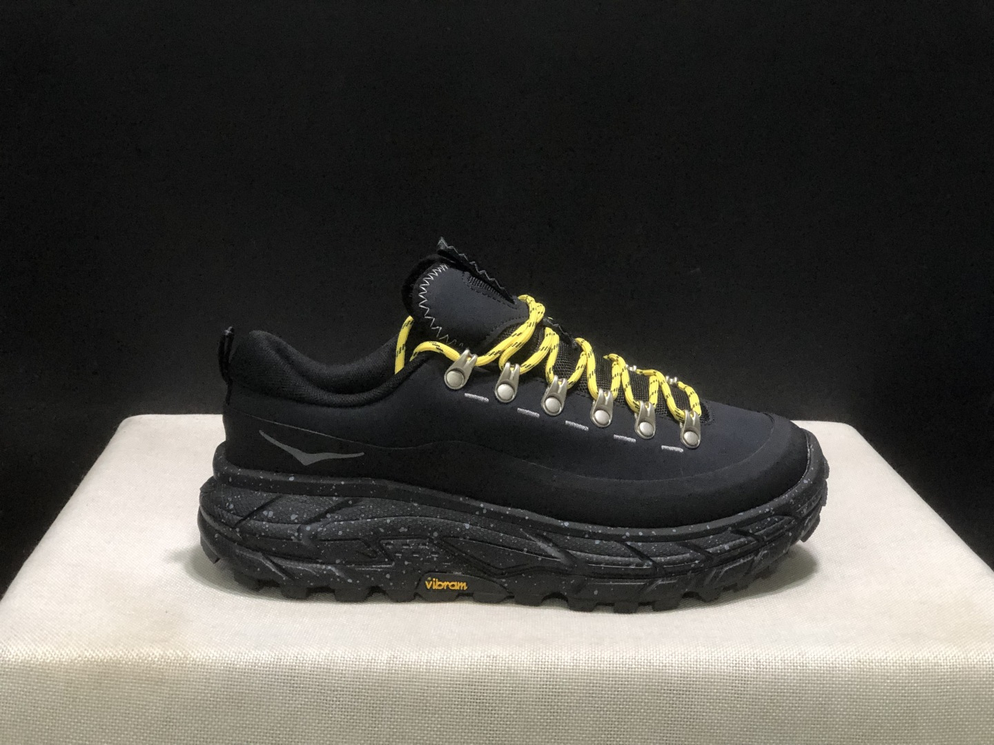 NO:669369,The top version HOKA ONE ONE Tor Summit is comfortable, non-slip, wear-resistant, breathable, low-cut hiking shoes, same style for men and women, black and yellow, sizes 36-46 (half sizes available), code: 1147833-DDW, full set of packaging, poison cards, poison buckles, cotton socks, poison boxes., casual shoes/sports shoes, sneakers19860909顶级版本HOKA ONE ONE Tor Summit 舒适 防滑耐磨透气 低帮 徒步鞋 男女同款 黑黄 码数36-46码（有半码） 编码: 1147833-DDW 全套得物包装毒卡 毒扣 棉袜 毒盒.,休闲鞋/运动鞋,sneakers,Women's Shoes