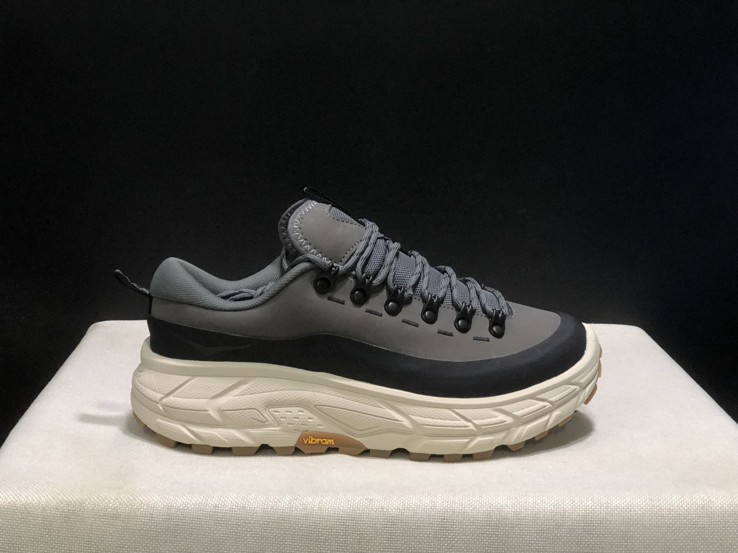 NO:669375,The top version HOKA ONE ONE Tor Summit is comfortable, non-slip, wear-resistant, breathable, low-cut hiking shoes, same style for men and women, black and gray, code size 36-46 (half size available), code: 1147833-DDW, full set of packaging, poison cards, poison buckles, cotton socks, poison boxes., casual shoes/sports shoes, sneakers19860909顶级版本HOKA ONE ONE Tor Summit 舒适 防滑耐磨透气 低帮 徒步鞋 男女同款 黑灰色 码数36-46码（有半码） 编码: 1147833-DDW 全套得物包装毒卡 毒扣 棉袜 毒盒.,休闲鞋/运动鞋,sneakers,Women's Shoes