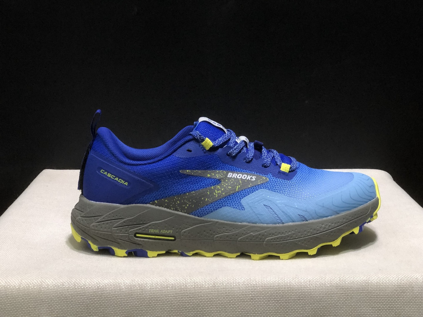 NO:577881,The top version of Brooks CASCADIA shock-absorbing and wear-resistant low-top running shoes for men and women, size 36-46 (half size available), code: 110393-025, complete set of packaging, poison cards, poison buckles, cotton socks, poison boxes., casual shoes/sports shoes, sneakers19860909顶级版本Brooks布鲁克斯 CASCADIA 减震耐磨低帮跑步鞋男女同款 码数36-46码（有半码） 编码: 110393-025 全套得物包装毒卡 毒扣 棉袜 毒盒.,休闲鞋/运动鞋,sneakers,Women's Shoes