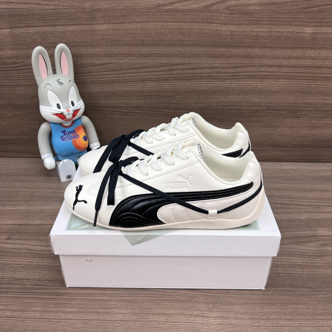 NO:490682,Top version Rosé x PUMA Speedcat series couples thin-soled racing pair of shoelaces comfortable and versatile life casual shoes, men and women same style, black and white, fabric top layer cowhide PUMA latest concept strap design new shoe. Packaging: Full set of Dewu accessories reinforced Dewu box packaging!  Size: 36-45 sizes, casual shoes/sports shoes, sneakers, cowhide19860909顶级版本Rosé x PUMA彪马 Speedcat 系列 情侣 薄底赛车德训双鞋带 舒适百搭 生活休闲鞋 男女同款 黑白,面料头层牛皮 PUMA最新概念绑带设计新款德训鞋. 包装:全套得物配件加固得物盒包装！ 码数:36-45码,休闲鞋/运动鞋,sneakers,cowhide,Women's Shoes