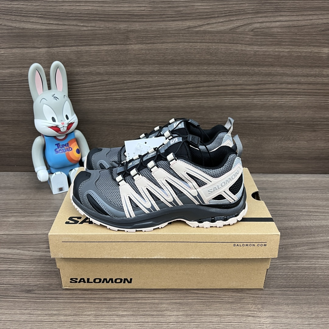 NO:577896,The top version of Salomon XA PRO 3D is comfortable and soft, low-cut running shoes, same style for men and women, quiet purple rock gray and black. The new top version has been revised for several months. The last shape of the entire shoe is basically the same as the original shoe. The glue control of the outsole combination is excellent. All details are carefully processed. The foot feels comfortable and light. It is the best pairing item for workwear and outdoor use. Item number: 491841 Packaging is packed in a reinforced airplane box with a complete set of accessories!  Size: 36-46 (true size), casual shoes/sports shoes, sneakers19860909顶级版本SALOMON萨洛蒙 XA PRO 3D 舒适柔软 低帮跑步鞋 男女同款 静谧紫岩石灰黑色 全新顶级版本经过几个月重新改版,整鞋楦型基本跟原鞋无差,大底组合胶水控制极佳,所有细节都精心处理,脚感舒适轻便,工装户外最佳搭配单品. 货号: 491841 包装全套得物配件加固飞机盒包装！ 码数:36-46码(正码),休闲鞋/运动鞋,sneakers,Women's Shoes