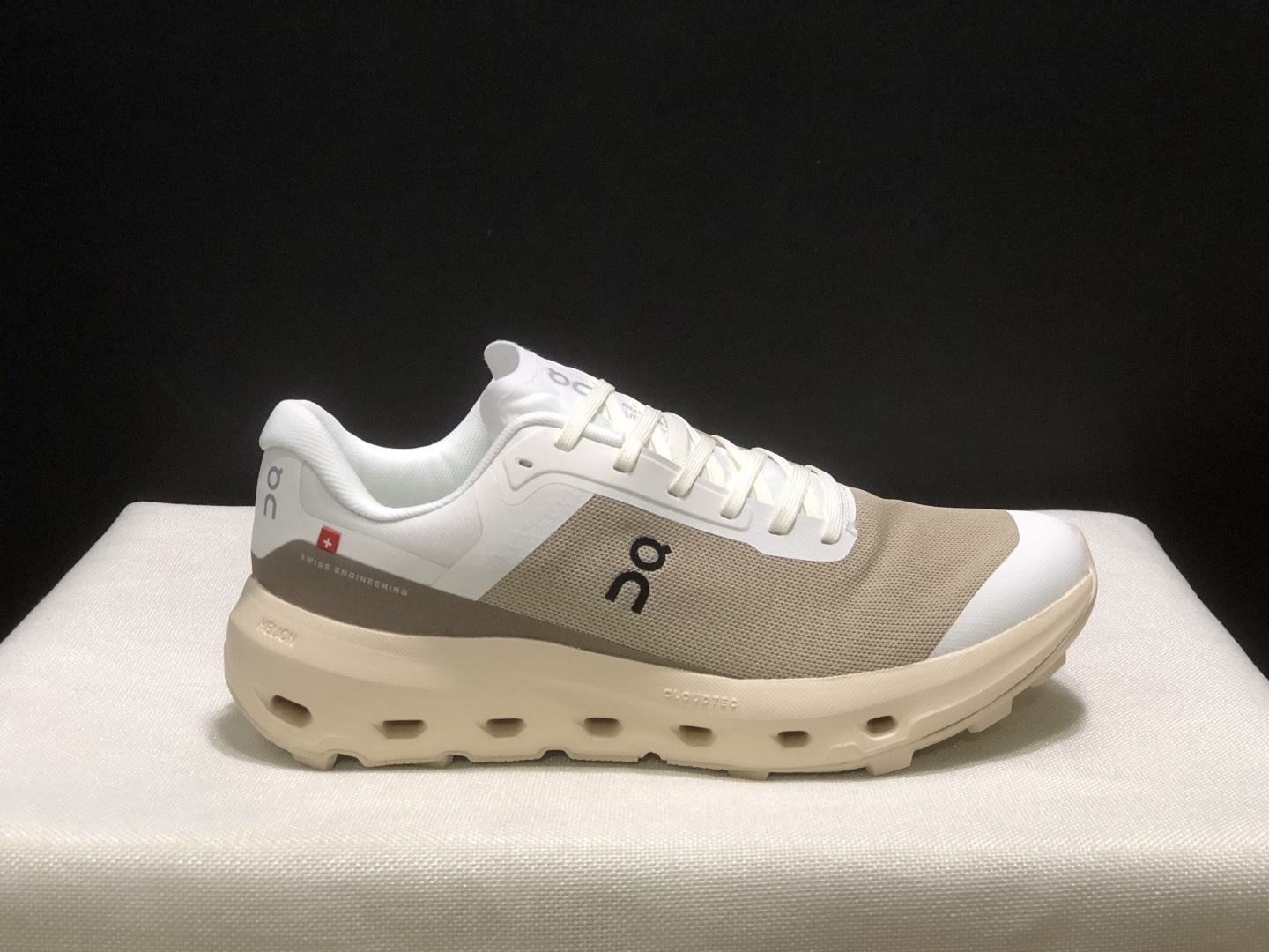 NO:577905,The top version of On's Cloudvista 3 cushioning cross-country casual running shoes is the same for men and women!  This series of works created by Swiss high-performance sports brand on has an upper made of recycled polyester fiber and mesh cloth, an exclusive hollow rubber sole, and On's iconic LoGo on the side with full-coverage seam details. Packaging: A full set of accessories and reinforced gift box packaging!  Size: 36-45 (full size), casual shoes/sports shoes, sneakers19860909顶级版本On昂跑Cloudvista 3缓震越野休闲跑步鞋 男女同款！ 瑞士高性能运动品牌on打造的此系列作品,鞋面由再生聚酯纤维和网眼布制成,采用独家镂空橡胶鞋底,侧面On标志性LoGo饰有全覆盖贴缝细节. 包装:全套得物配件加固得物箱包装！ 码数:36-45码(正码),休闲鞋/运动鞋,sneakers,Women's Shoes