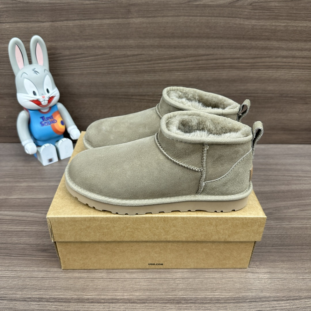 NO:614063,Top mid-top UGG CLASSIC ULTRA MINI sheepskin, warm and non-slip, versatile and casual, ankle-length snow boots, women's style; olive green, upper and foot pads are made of genuine leather and wool, large rubber foam outsole, good goods 1116109-BTOL code number 35-40, snow boots, boots, sheepskin19860909顶级中帮UGG CLASSIC ULTRA MINI 羊皮 保暖防滑 百搭休闲 及踝 雪地靴 女款 ；橄榄绿色 鞋面垫脚均采用真皮羊毛一体,大底橡胶发泡大底 货好1116109-BTOL 码数35—40,雪地靴,boots,sheepskin,Women's Shoes