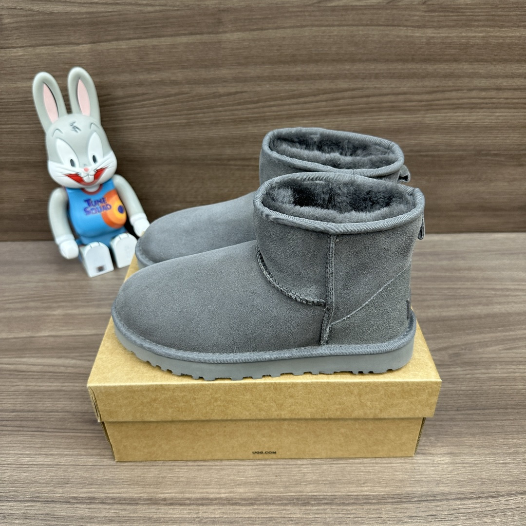 NO:614048,Top high-top UGG CLASSIC ULTRA MINI sheepskin, warm and non-slip, versatile and casual, ankle-length snow boots, women's style, gray. The upper and foot pads are all made of genuine leather and wool, and the outsole is rubber foam outsole. Item No. 1002072-DGRY Code number 35-40, snow boots, boots, sheepskin19860909顶级高帮UGG CLASSIC ULTRA MINI 羊皮 保暖防滑 百搭休闲 及踝 雪地靴 女款 灰色 鞋面垫脚均采用真皮羊毛一体,大底橡胶发泡大底 货号1002072-DGRY 码数35—40,雪地靴,boots,sheepskin,Women's Shoes