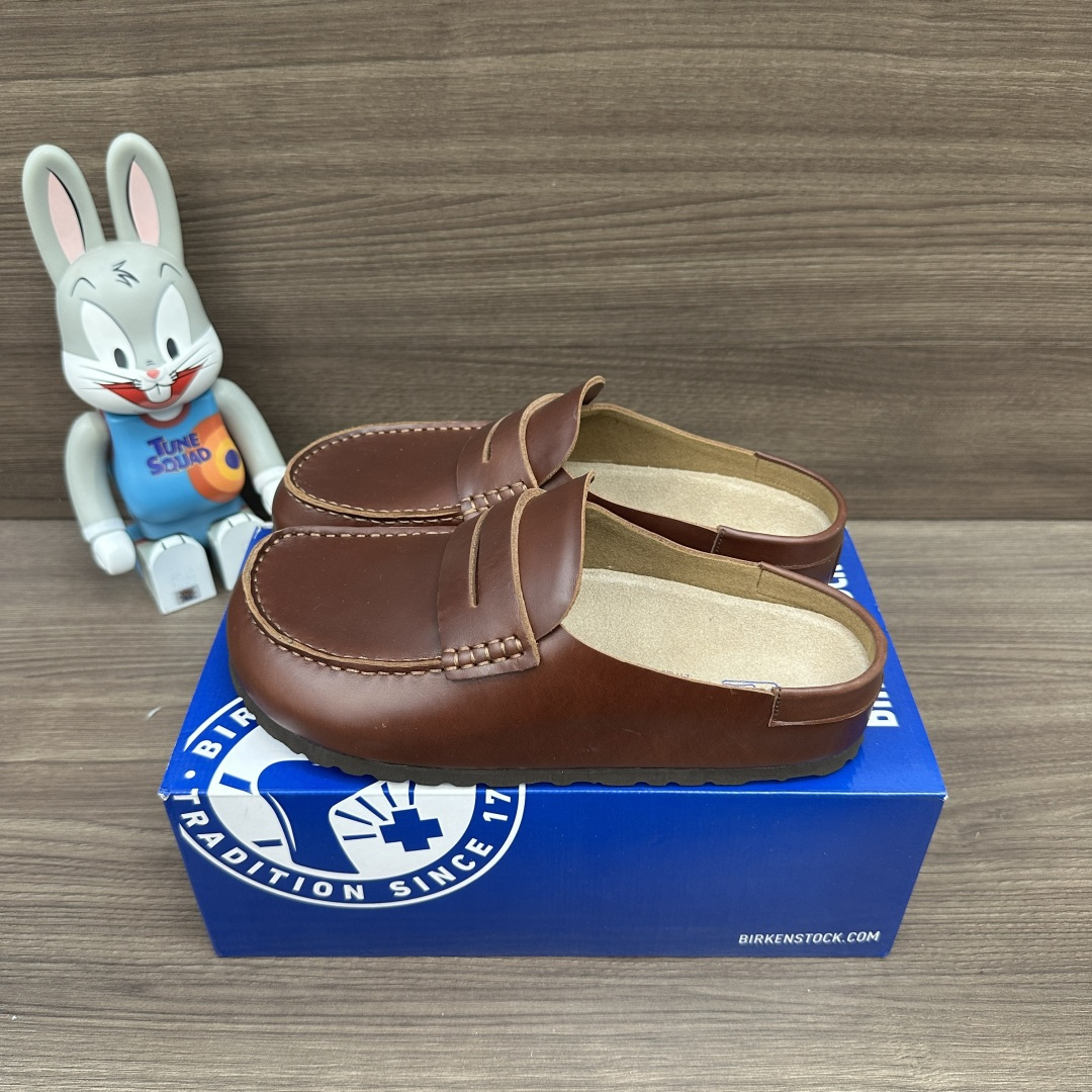 NO:614071,The top version of Birkenstock anti-wear cap-toe slippers, the same style for men and women. The fabric is made of suede and the rubber outsole!  Packaging: A complete set of accessories and poison box packaging!  Item No. 1029700 Size: 35-46 (full size), half drag, birkenstock, slippers, chamois leather19860909顶级版本Birkenstock 防磨包头拖鞋 男女同款. 面料采用麂皮 橡胶大底！ 包装:全套得物配件加毒盒包装！ 货号1029700 码数:35-46码(正码),半拖,birkenstock,slippers,chamois leather,Women's Shoes