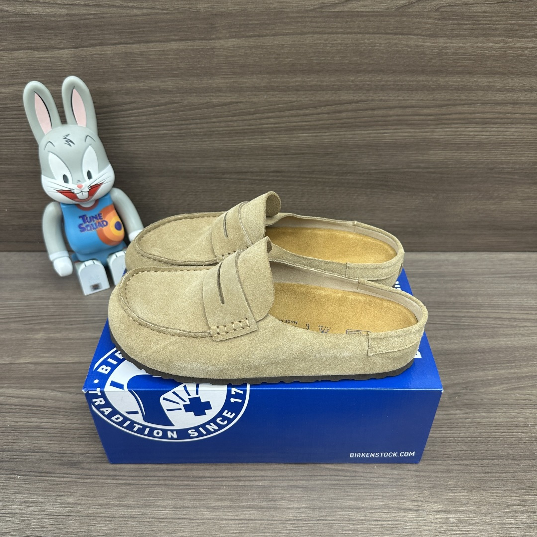 NO:614086,The top version of Birkenstock anti-wear toe-cap slippers, the same style for men and women. The fabric is made of suede and rubber sole. Packaging: a full set of accessories and poison box packaging!  Item No. 1029675 Size: 35-46 (full size), half drag, birkenstock, slippers, chamois leather19860909顶级版本Birkenstock 防磨包头拖鞋 男女同款. 面料采用麂皮 橡胶底 包装:全套得物配件加毒盒包装！ 货号1029675 码数:35-46码(正码),半拖,birkenstock,slippers,chamois leather,Women's Shoes