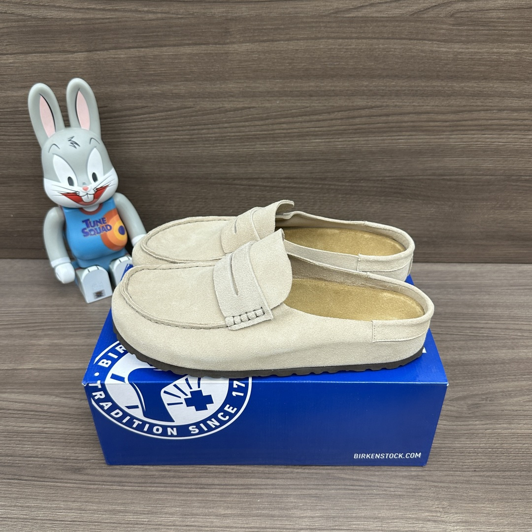 NO:614076,The top version of Birkenstock anti-wear cap-toe slippers, the same style for men and women. The fabric is made of suede and the rubber outsole!  Packaging: A complete set of accessories and poison box packaging!  Item No. 1029675 Size: 35-46 (full size), half drag, birkenstock, slippers, chamois leather19860909顶级版本Birkenstock 防磨包头拖鞋 男女同款. 面料采用麂皮 橡胶大底！ 包装:全套得物配件加毒盒包装！ 货号1029675 码数:35-46码(正码),半拖,birkenstock,slippers,chamois leather,Women's Shoes